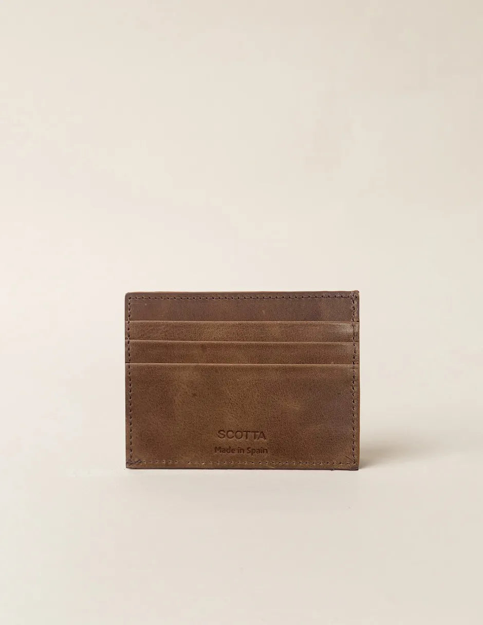 Tarjetero de piel marrón