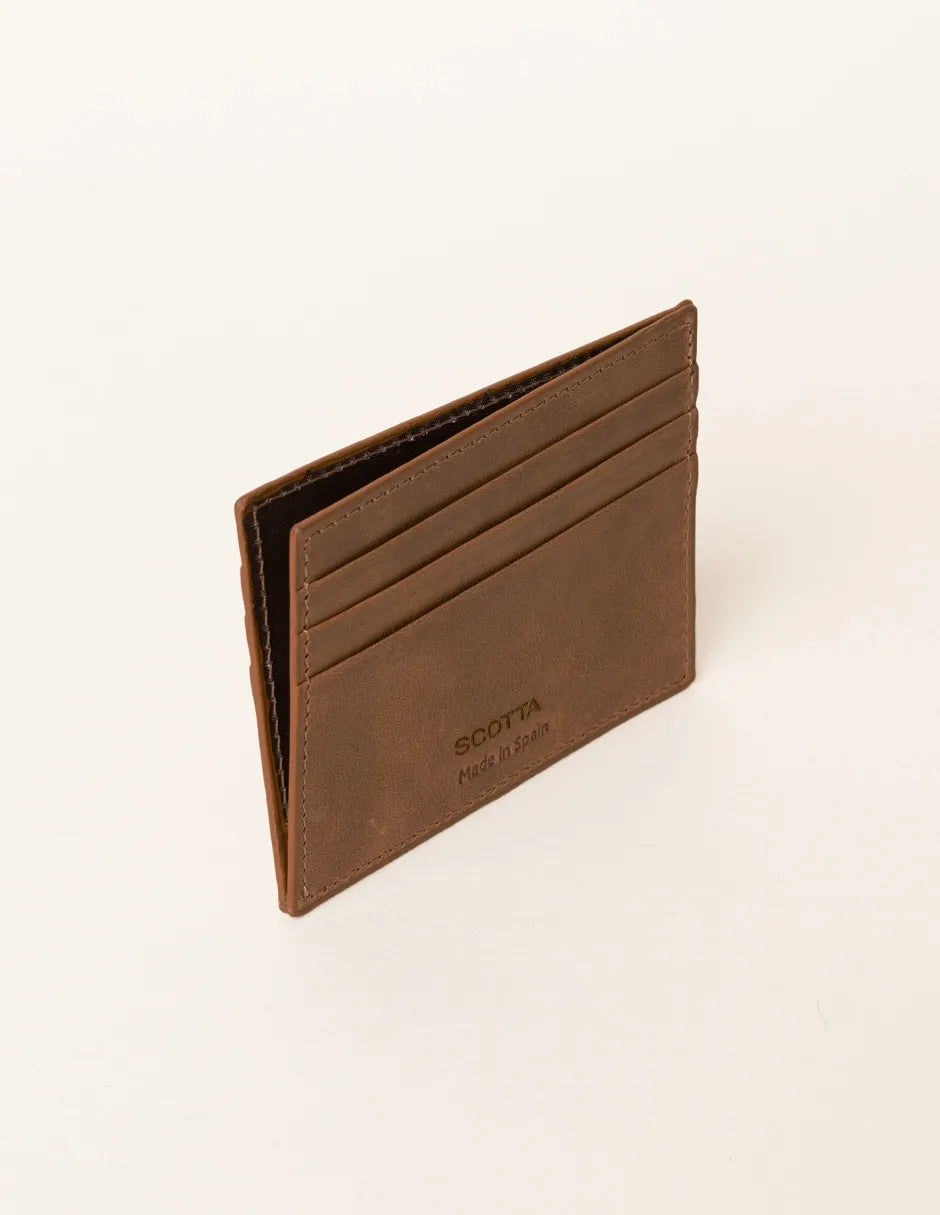 Tarjetero de piel marrón