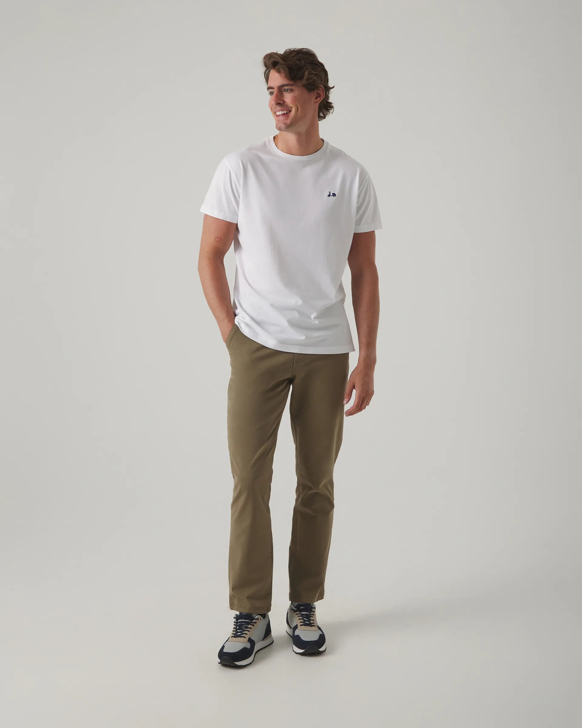 Camiseta blanca básica logo