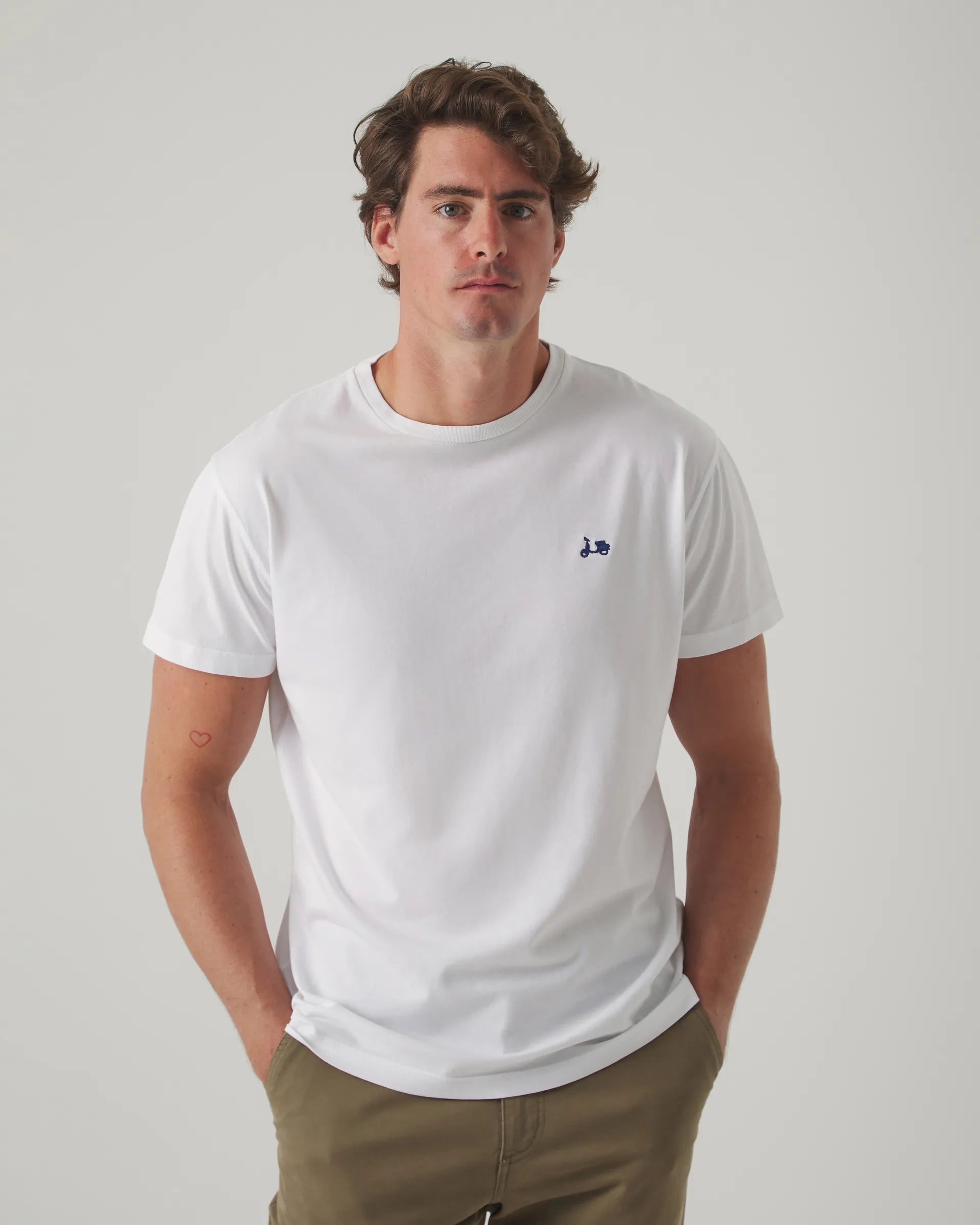 Camiseta blanca básica logo
