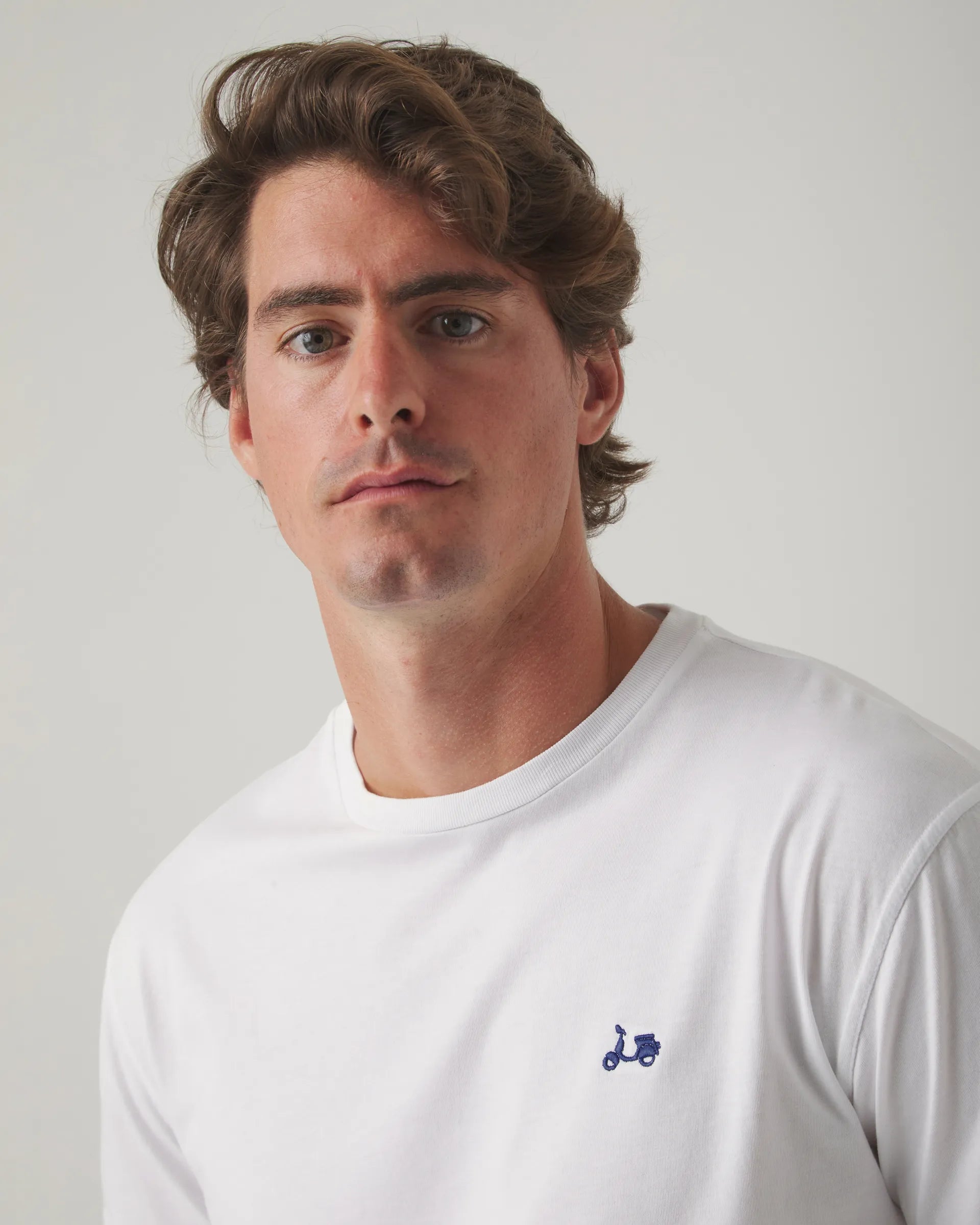 Camiseta blanca básica logo