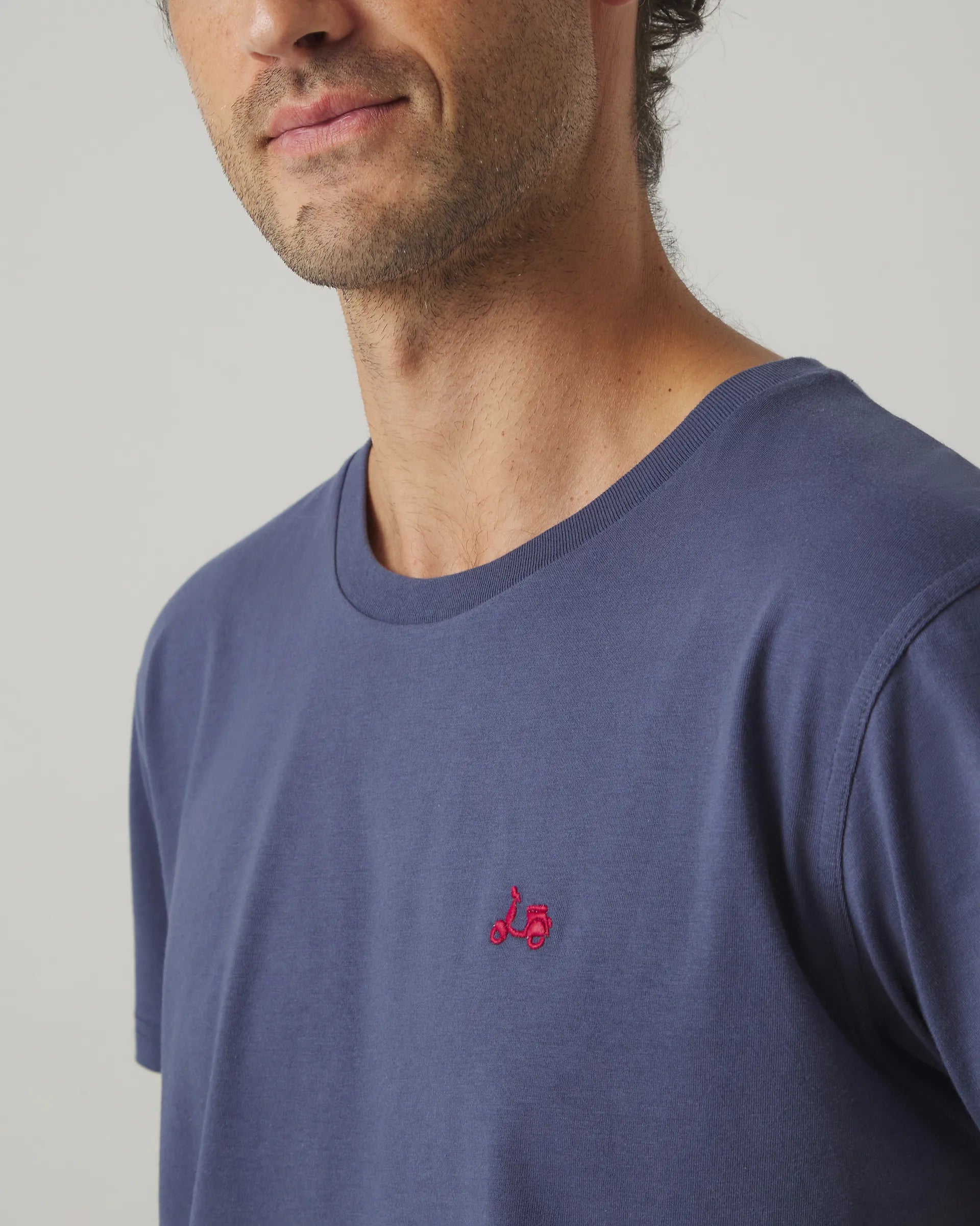 Camiseta azul básica logo