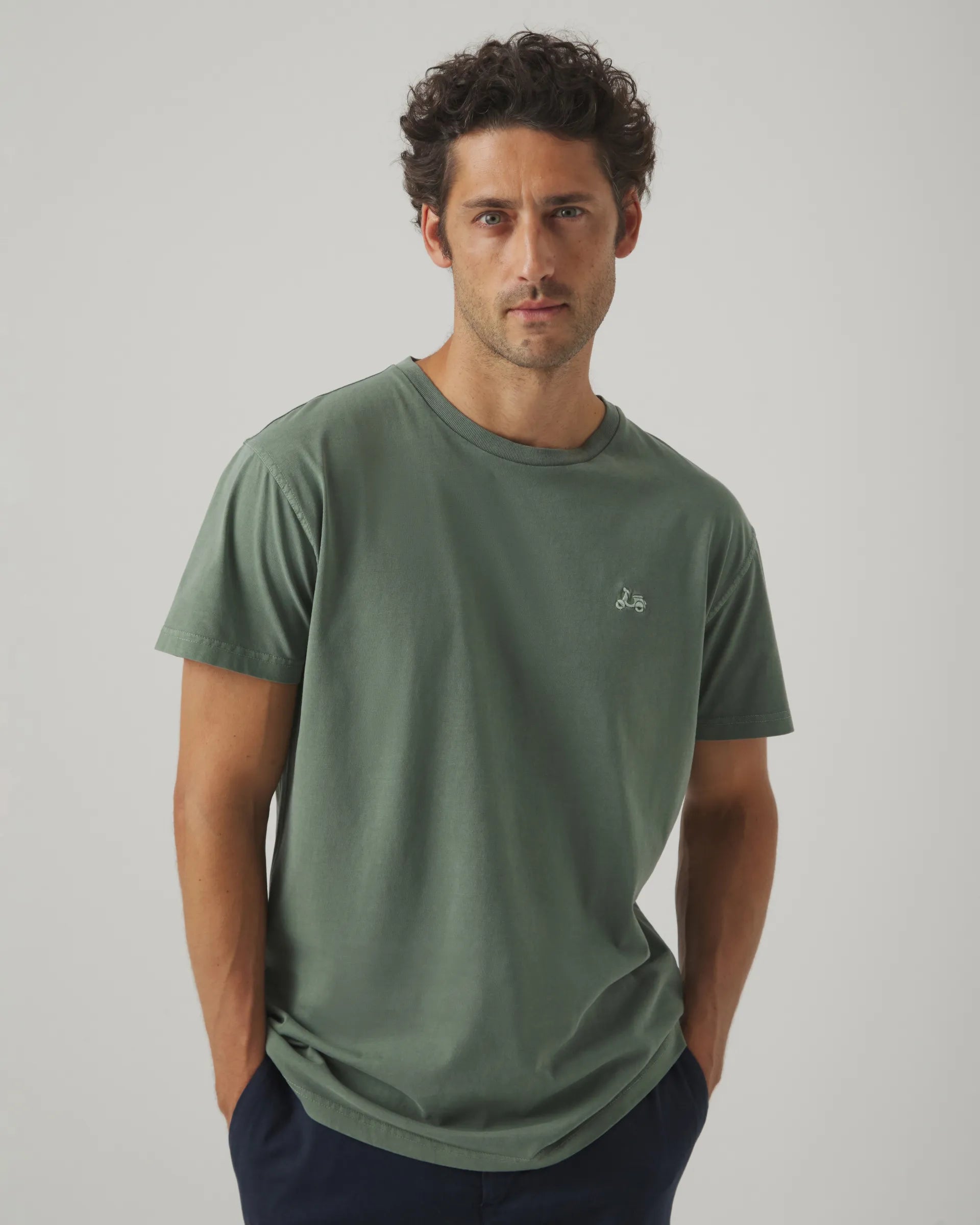 Camiseta verde básica logo