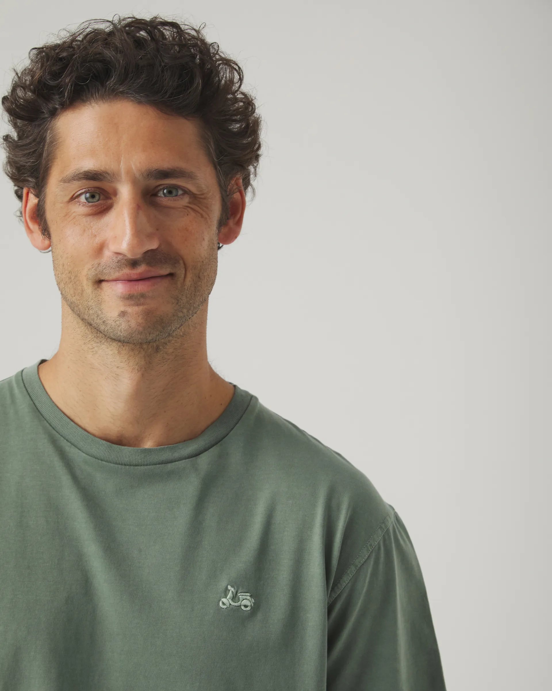 Camiseta verde básica logo