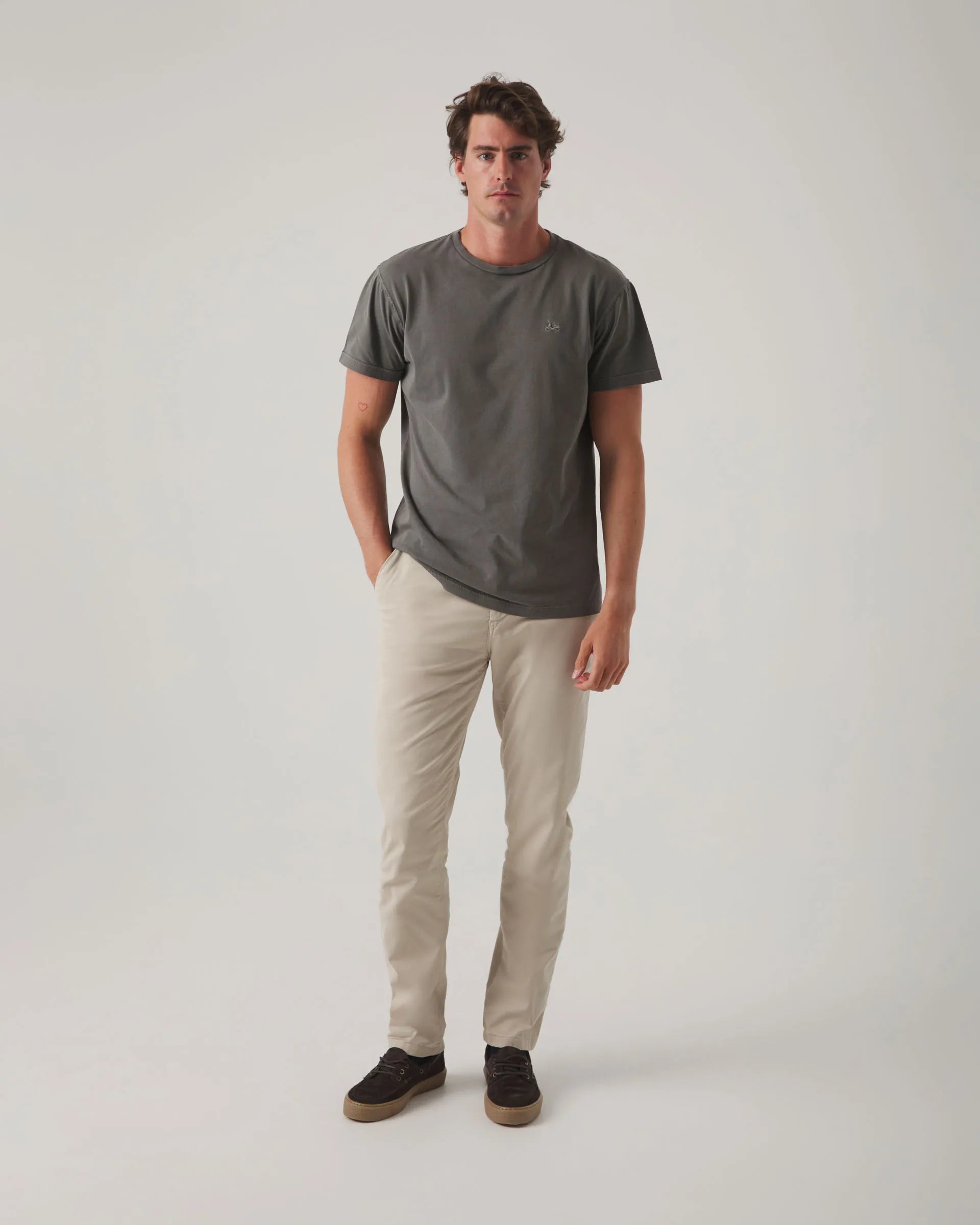 Camiseta gris básica con logo