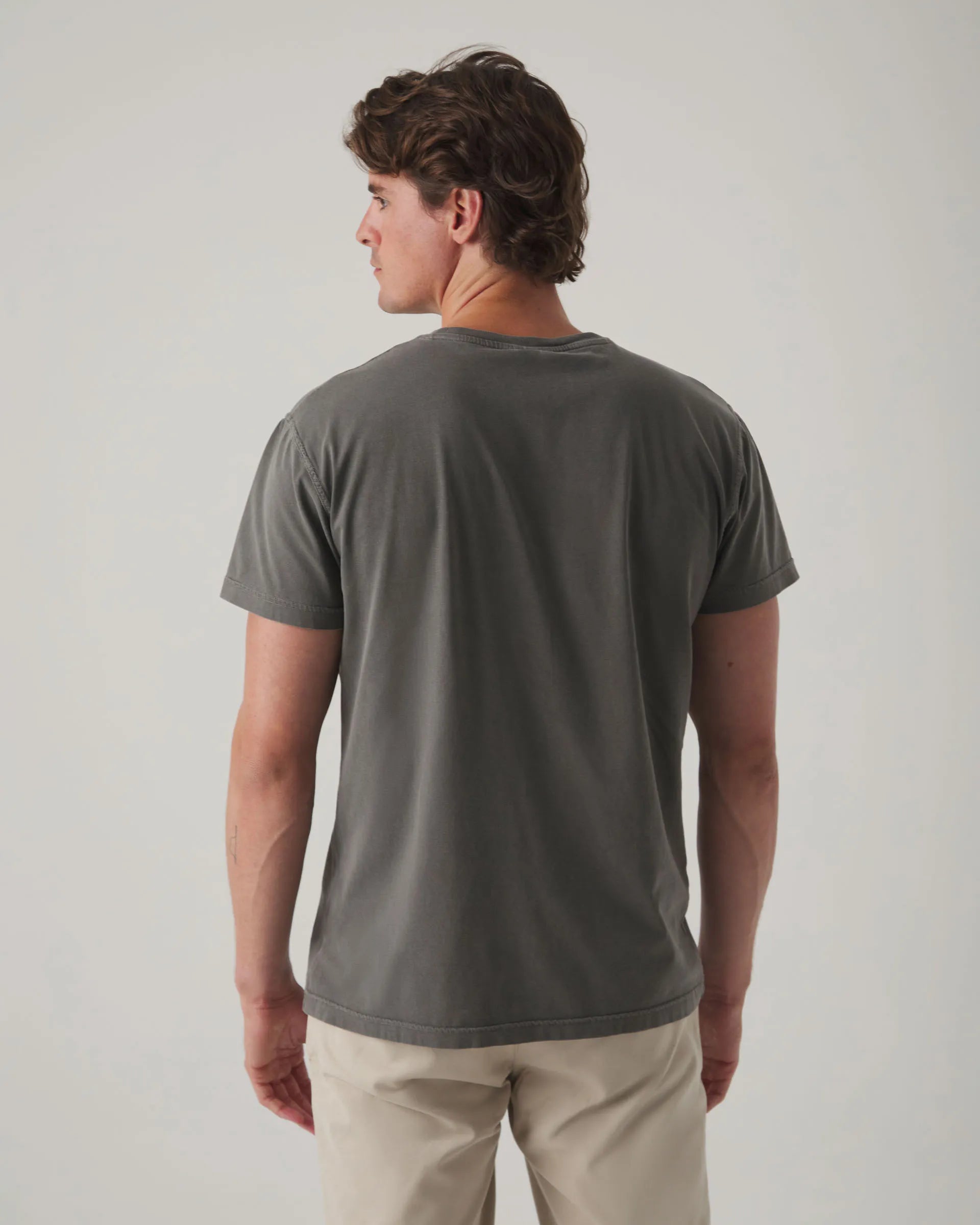 Camiseta gris básica con logo