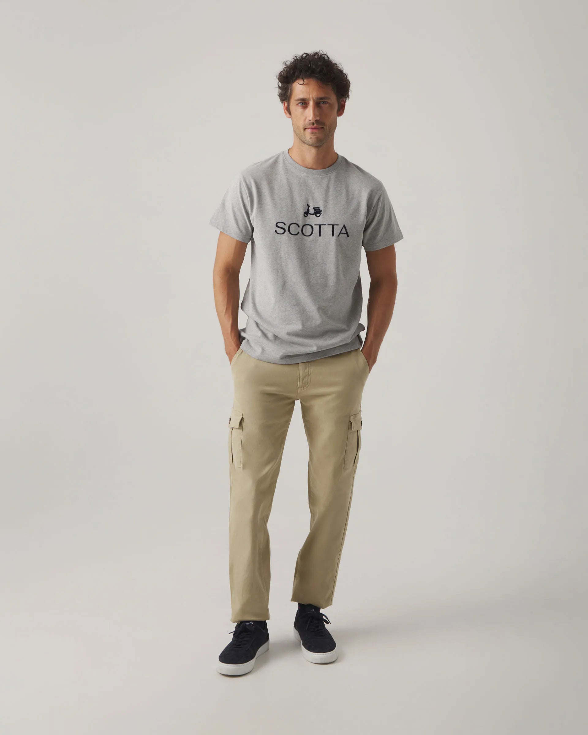 Camiseta gris con logo