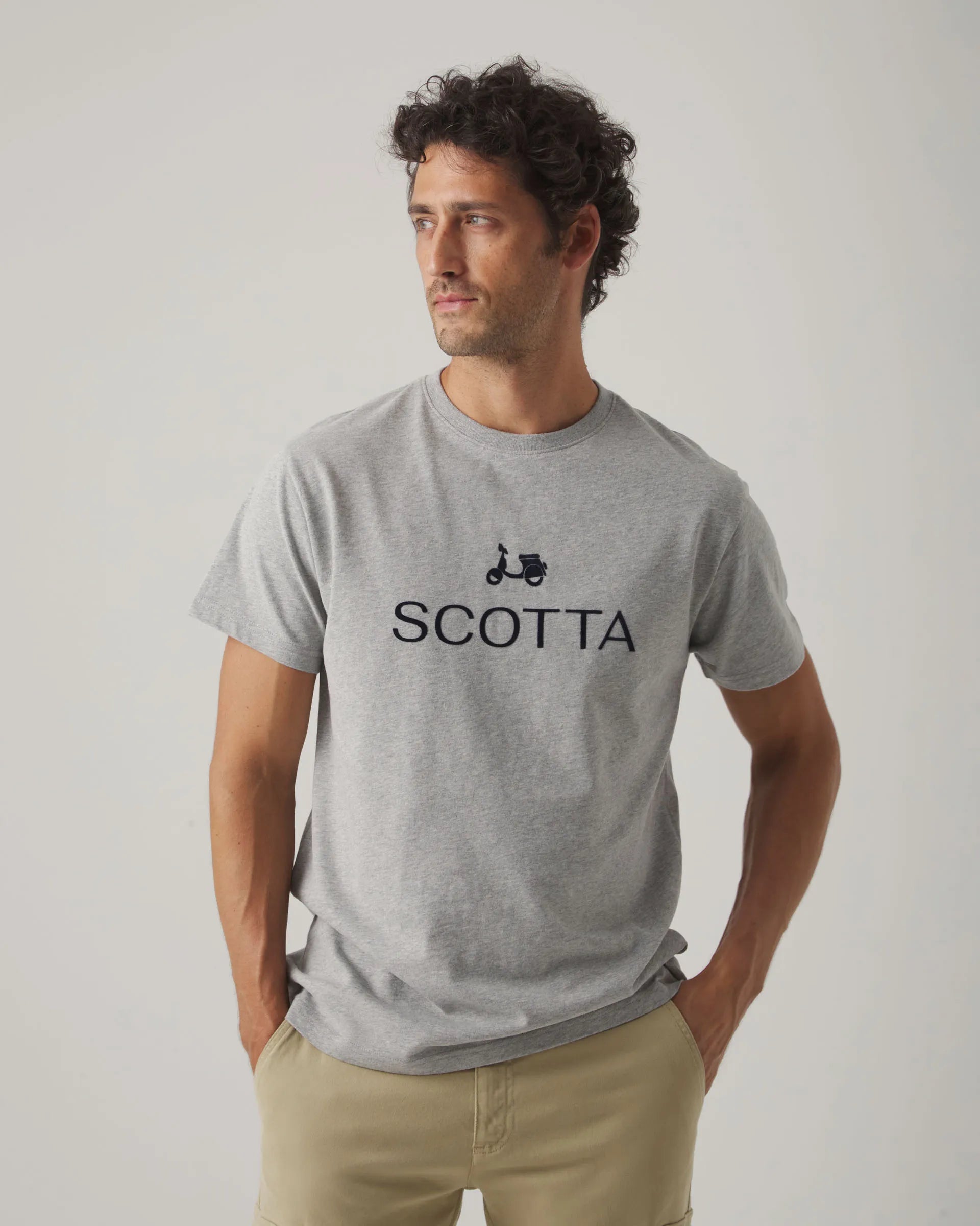 Camiseta gris con logo