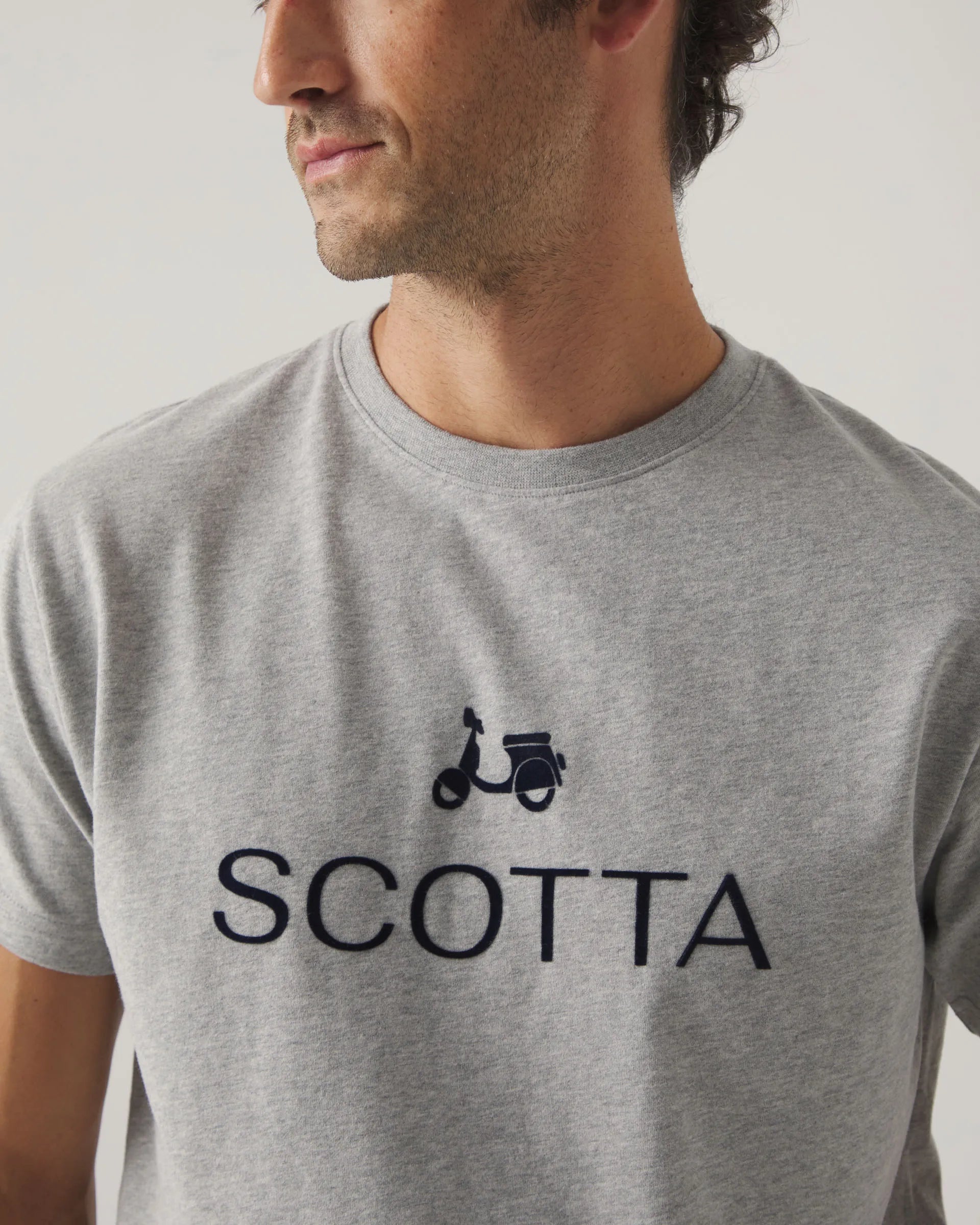 Camiseta gris con logo