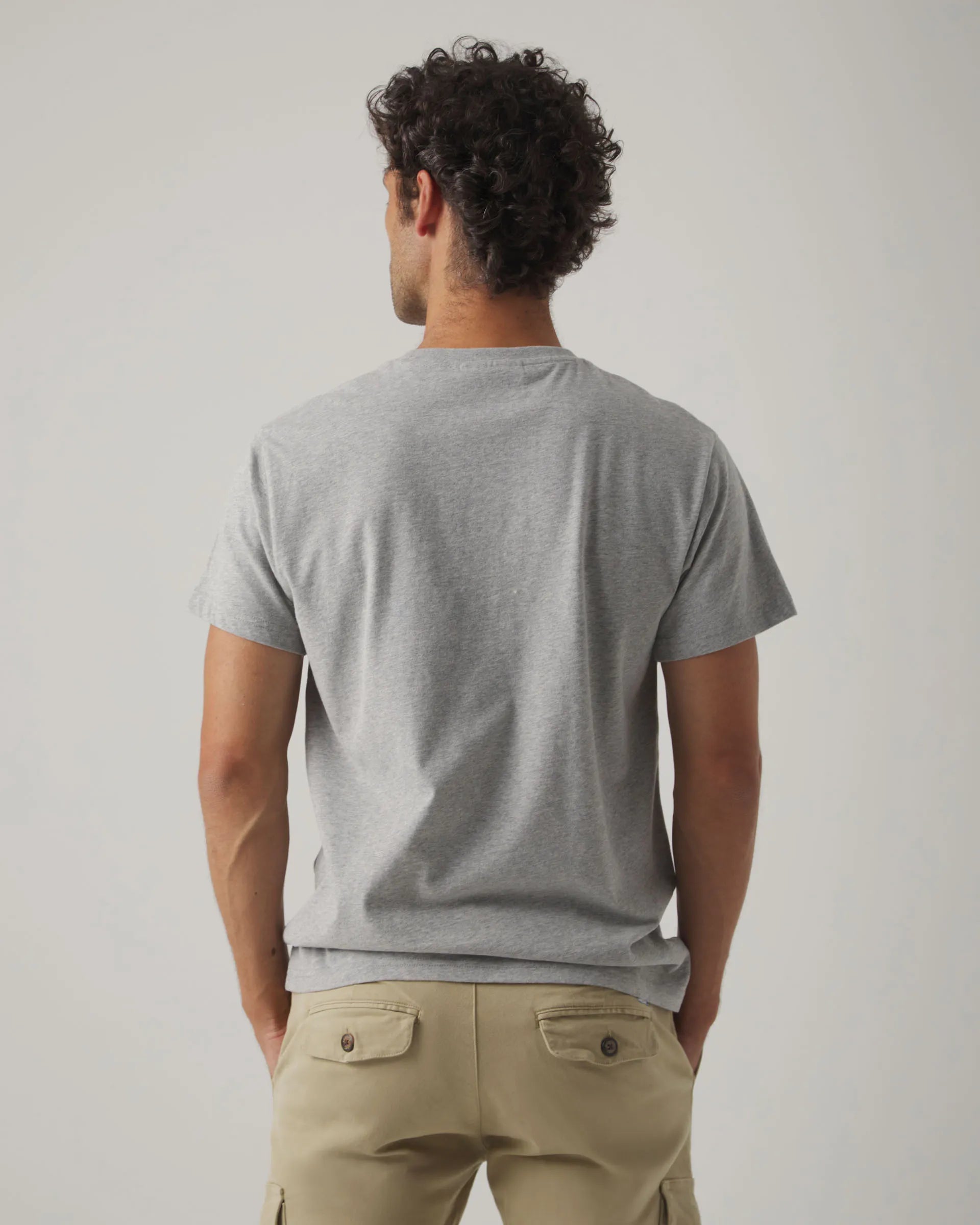 Camiseta gris con logo