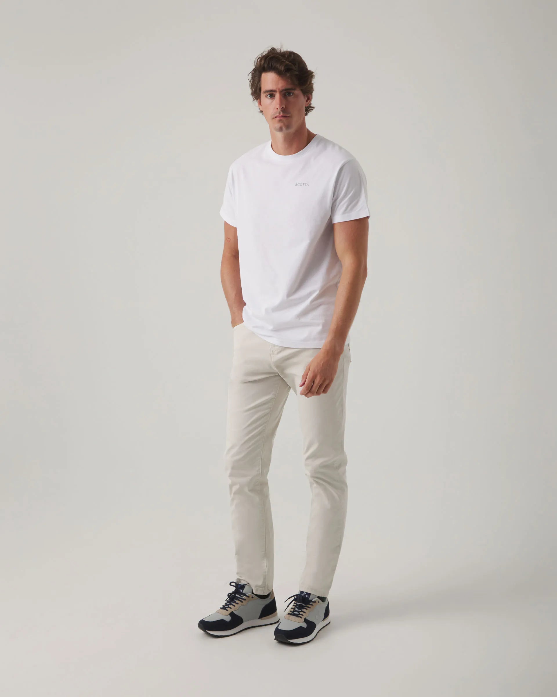 Camiseta blanca con logo en la espalda