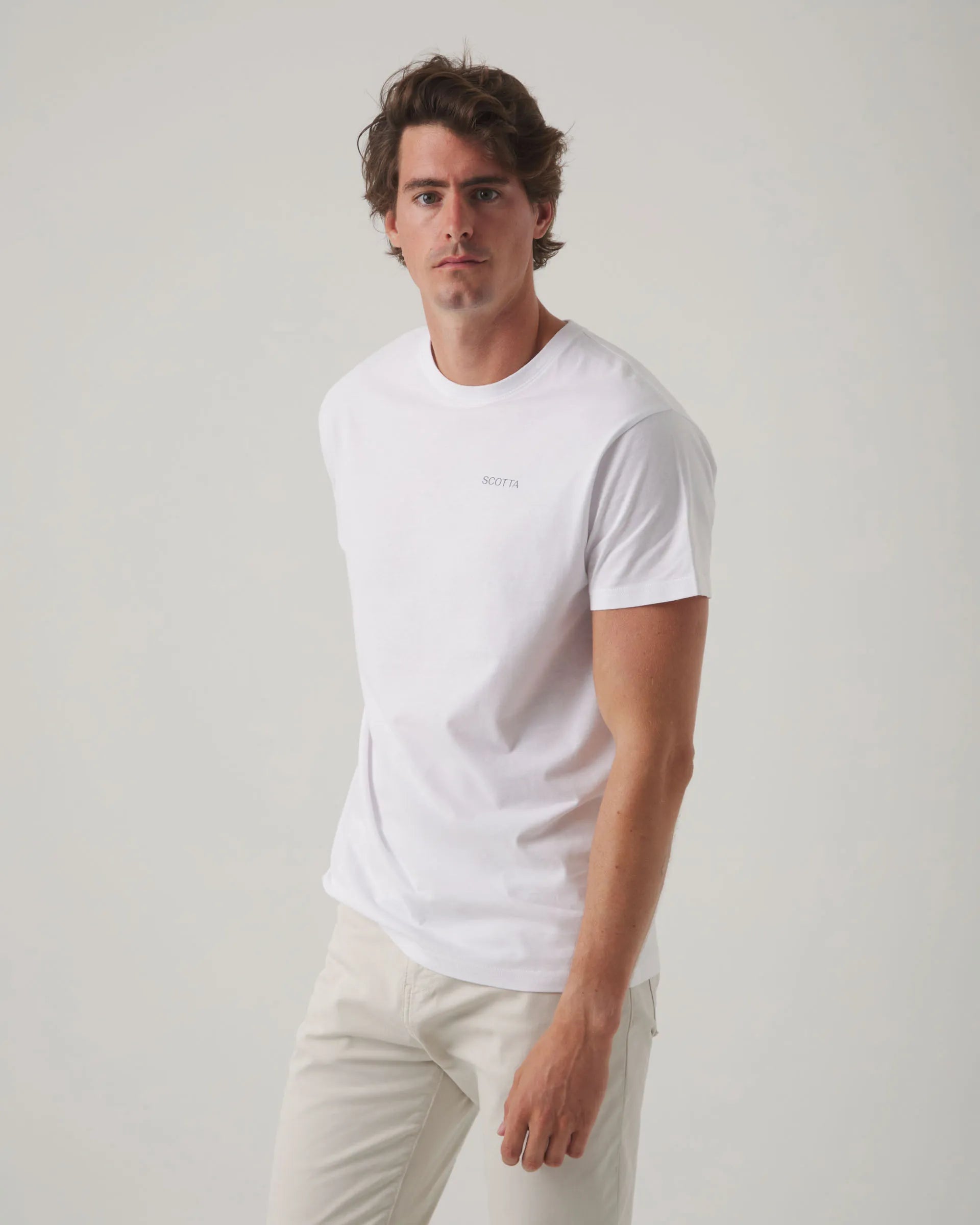 Camiseta blanca con logo en la espalda