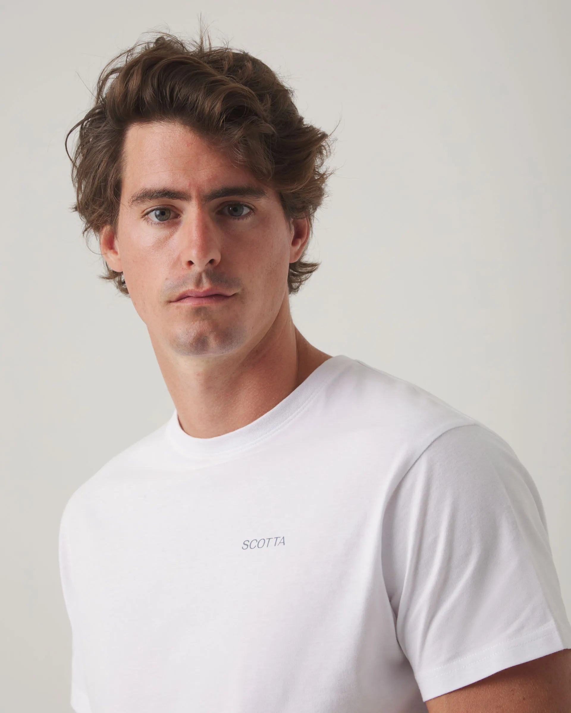 Camiseta blanca con logo en la espalda