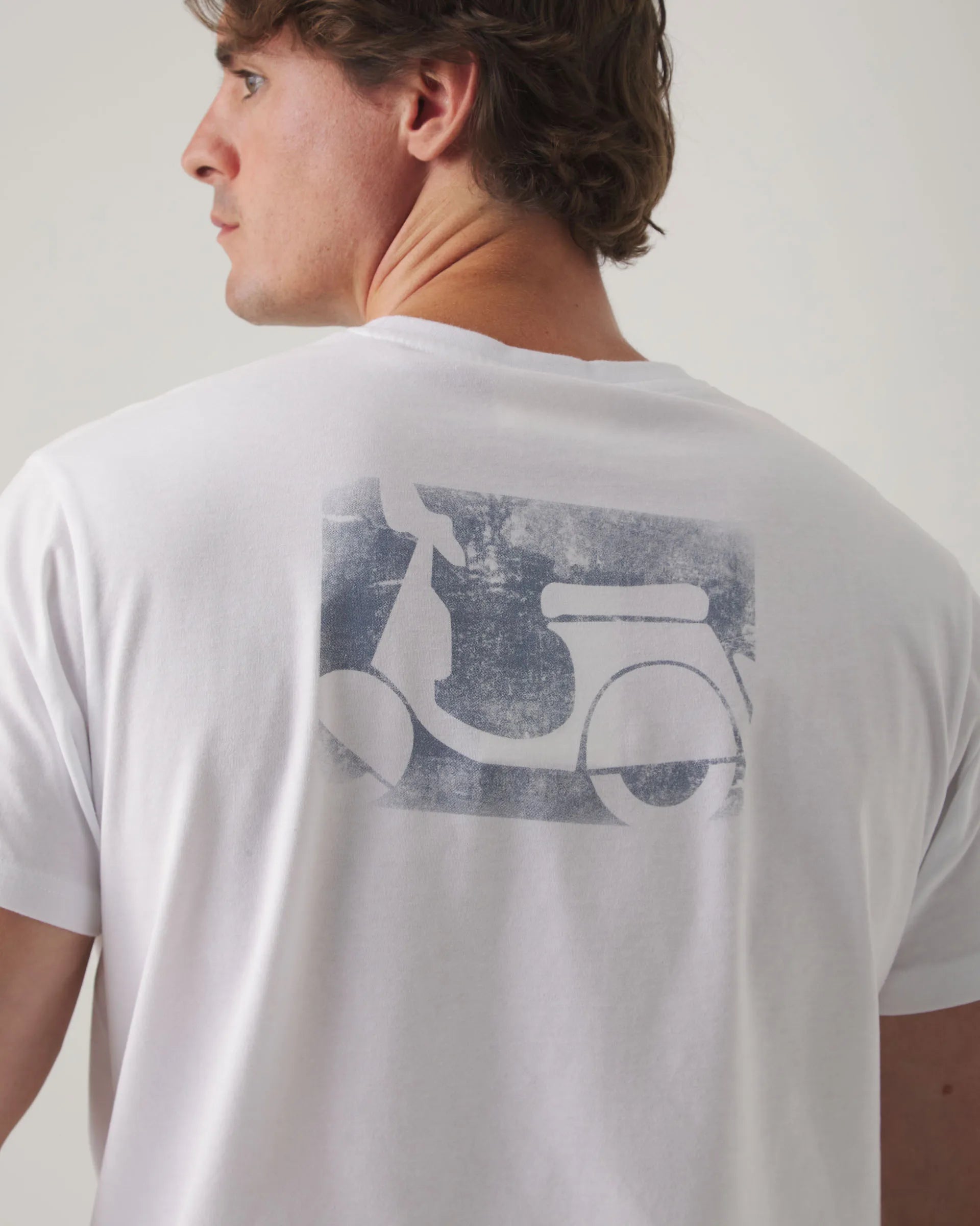 Camiseta blanca con logo en la espalda