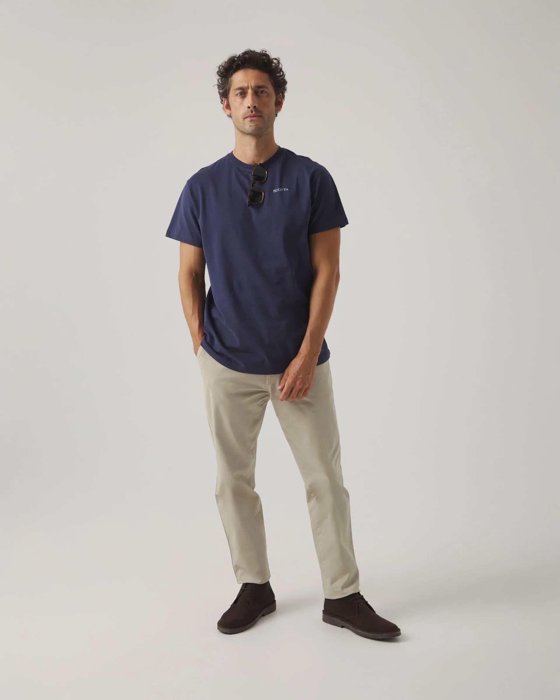 Camiseta azul con logo en la espalda