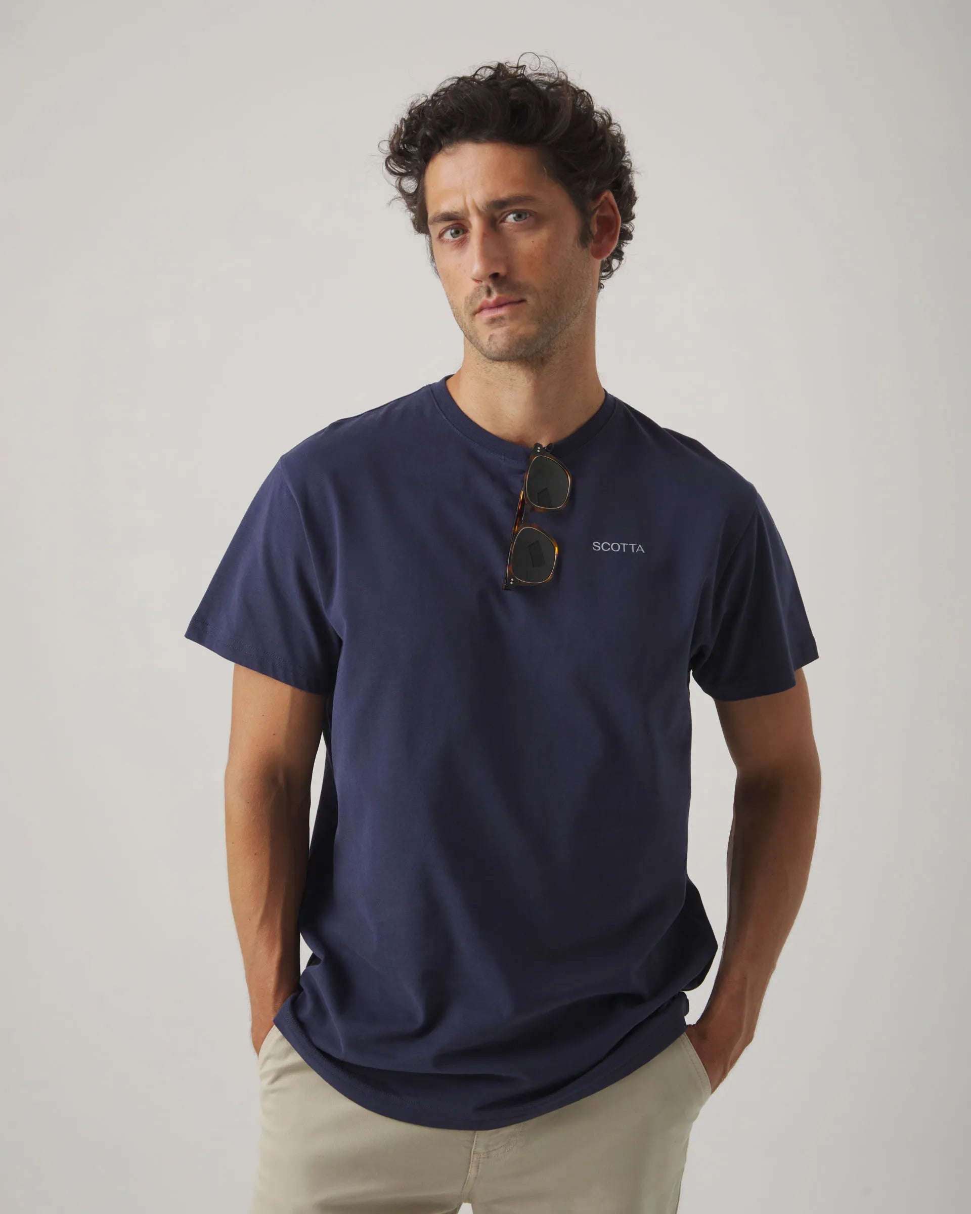 Camiseta azul con logo en la espalda