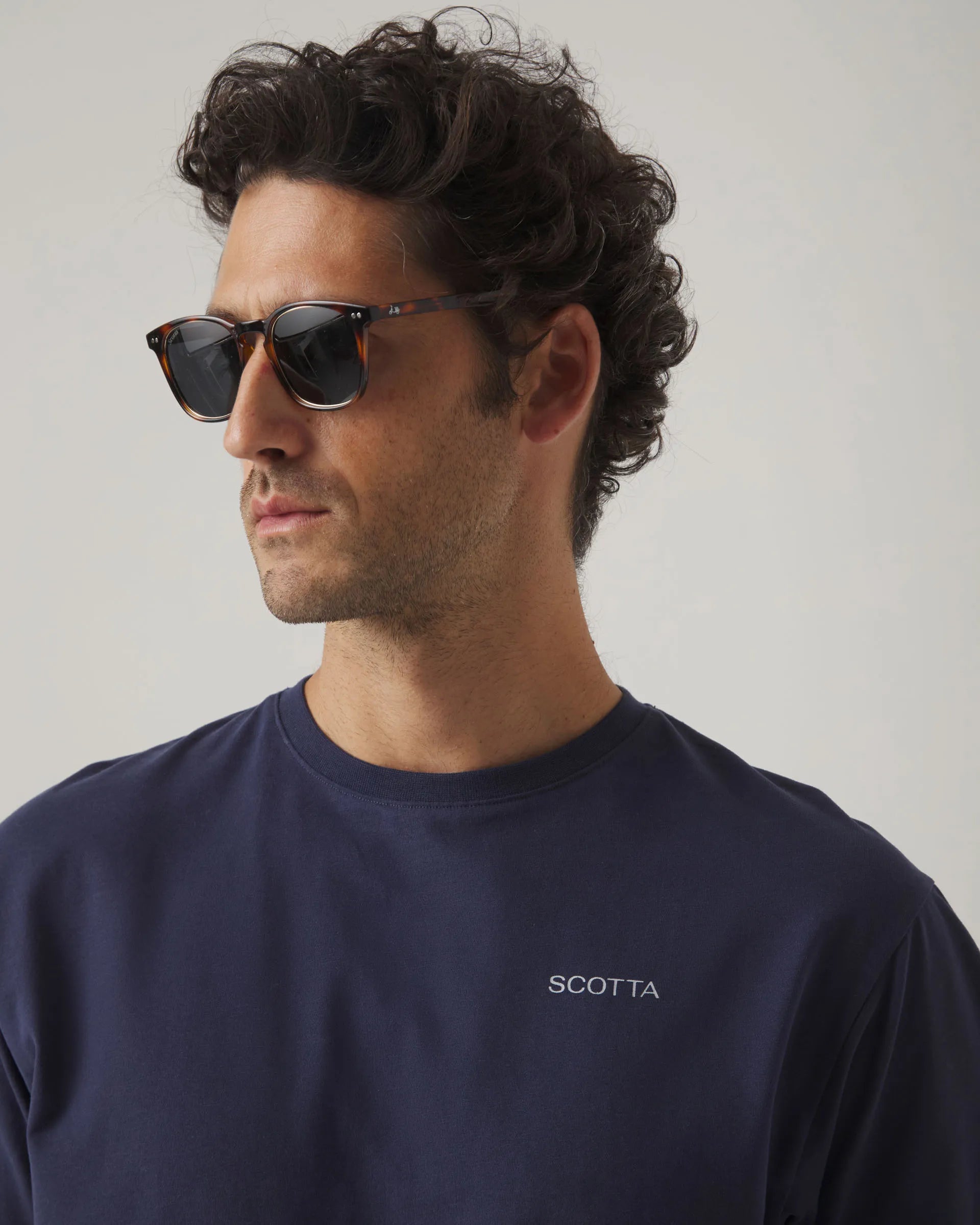 Camiseta azul con logo en la espalda