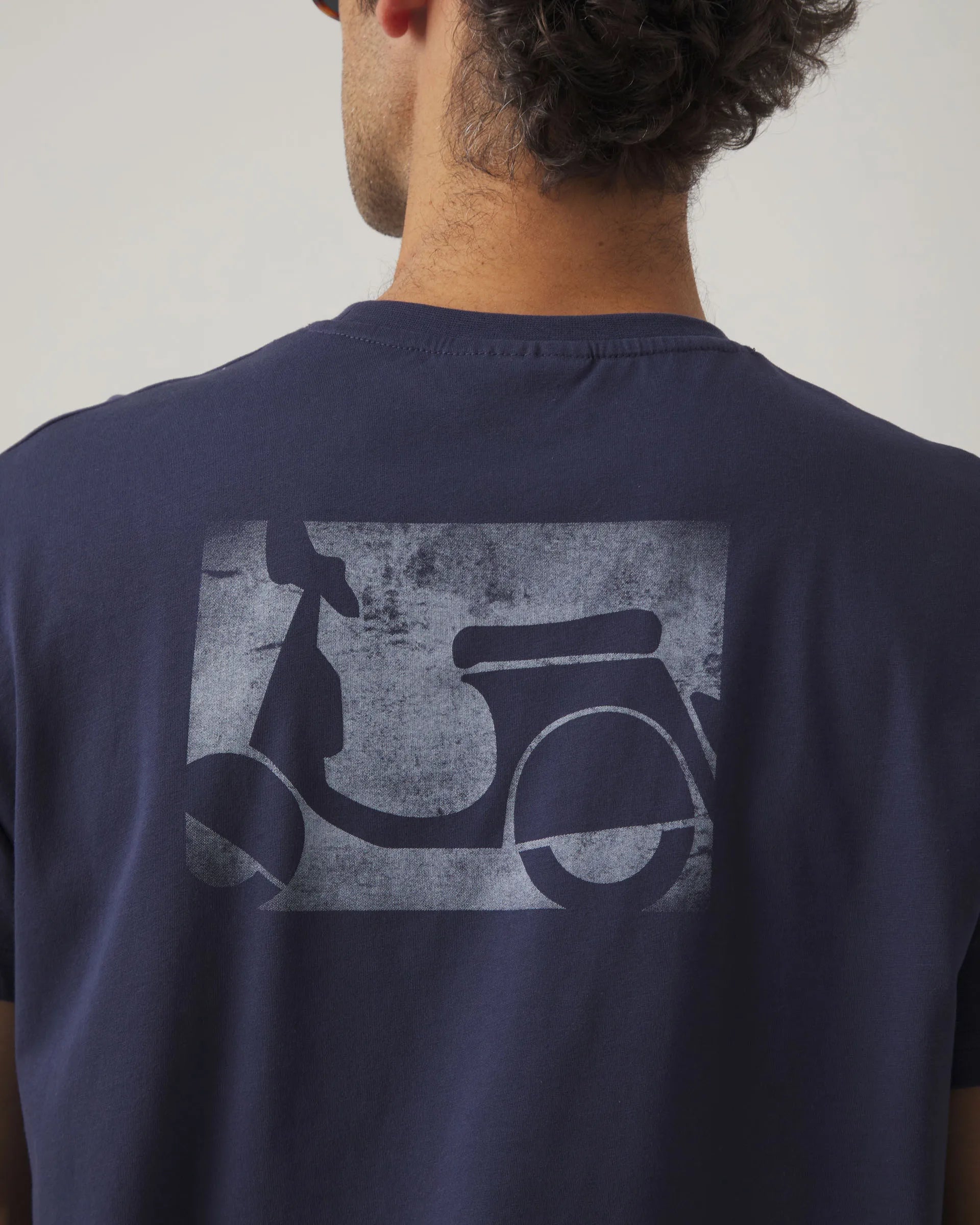 Camiseta azul con logo en la espalda