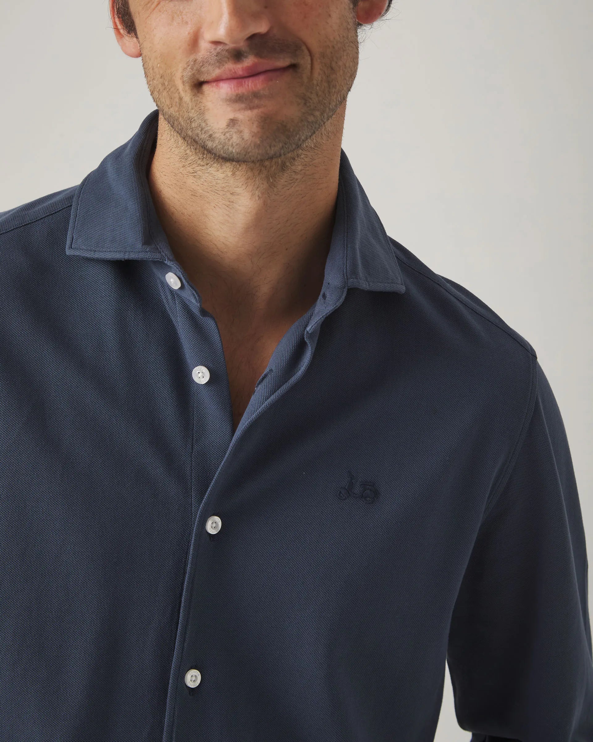 Camisa polo azul marino