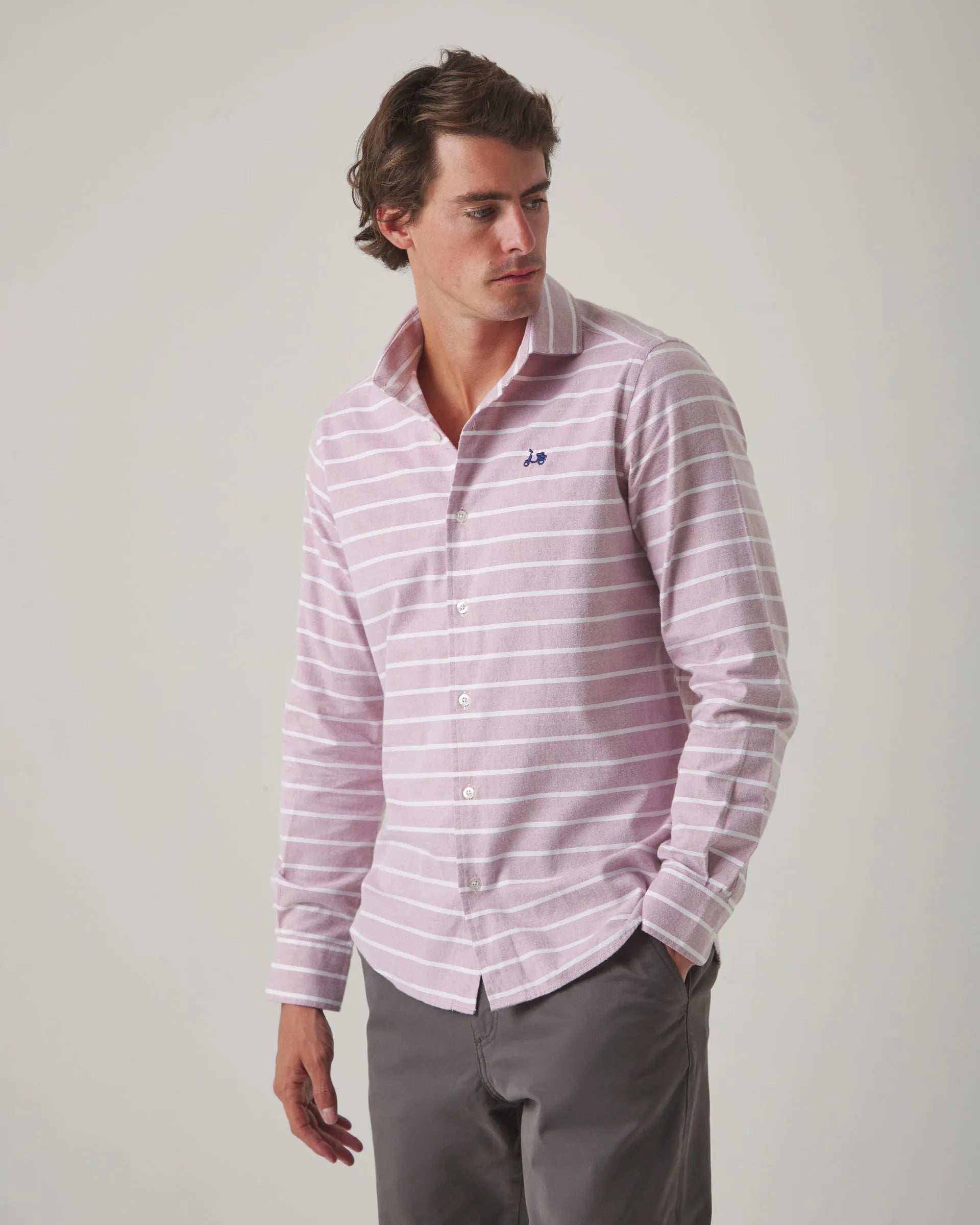 Camisa de rayas horizontales burdeos