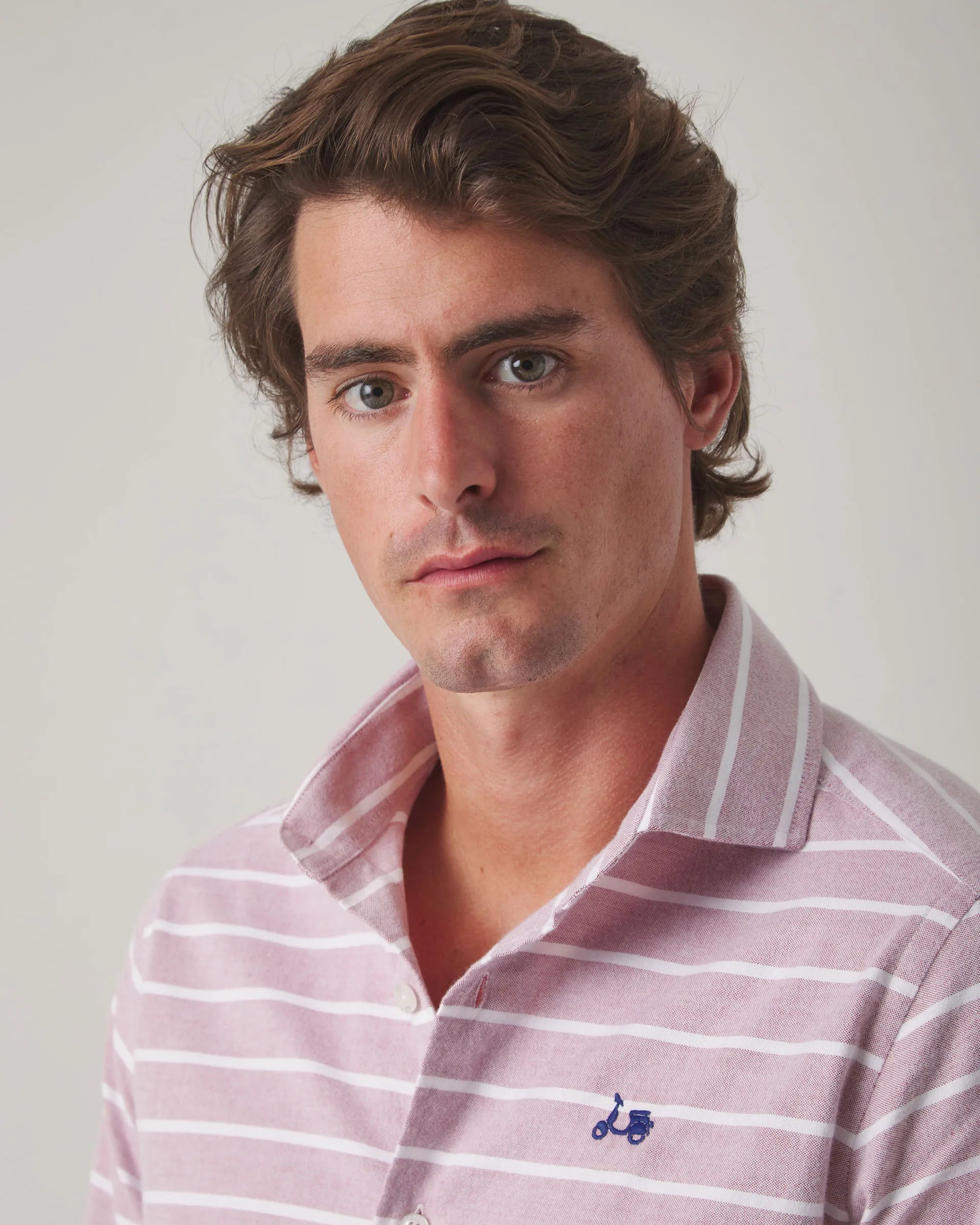 Camisa de rayas horizontales burdeos