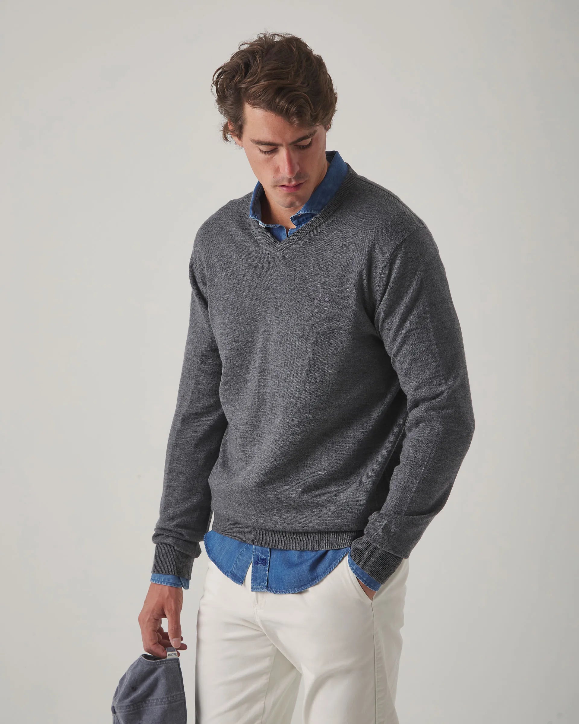 Jersey liso cuello pico gris