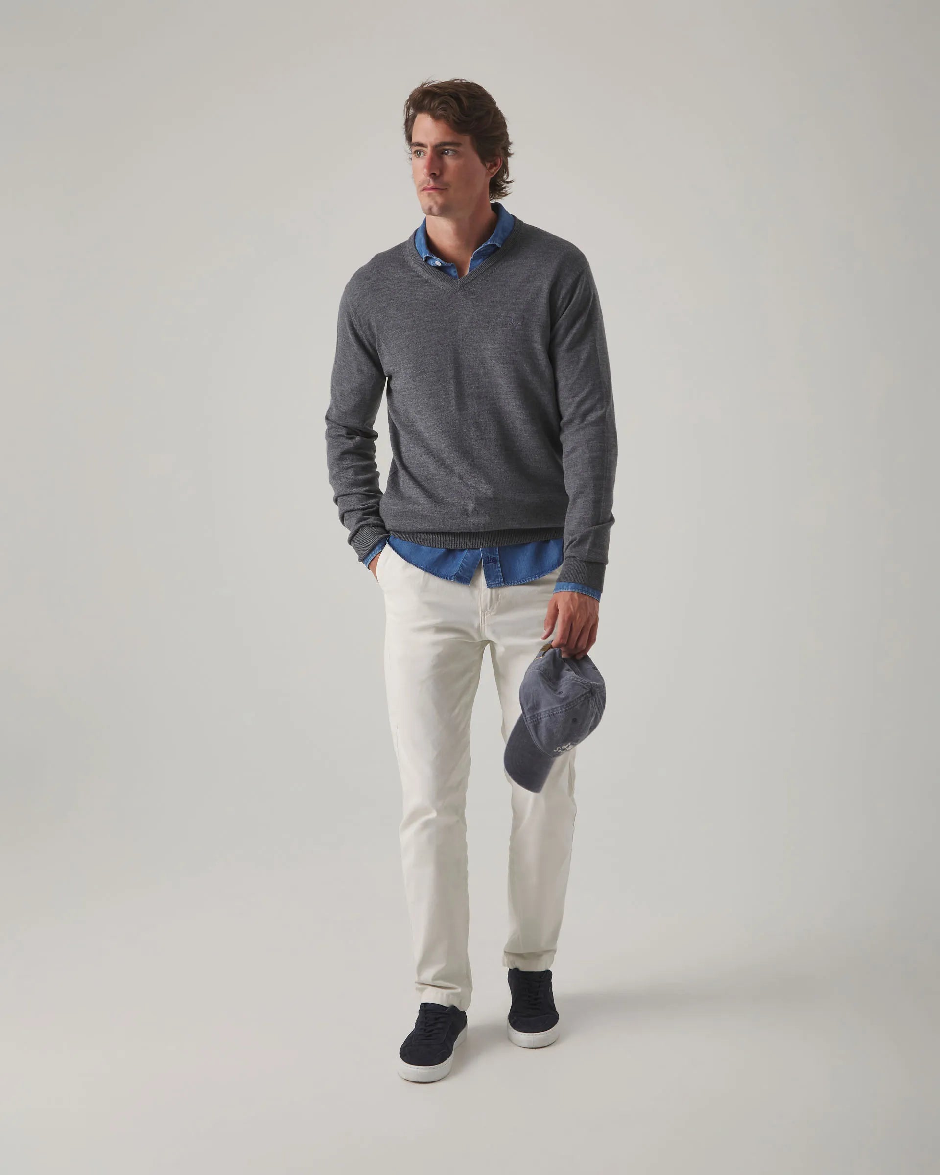 Jersey liso cuello pico gris