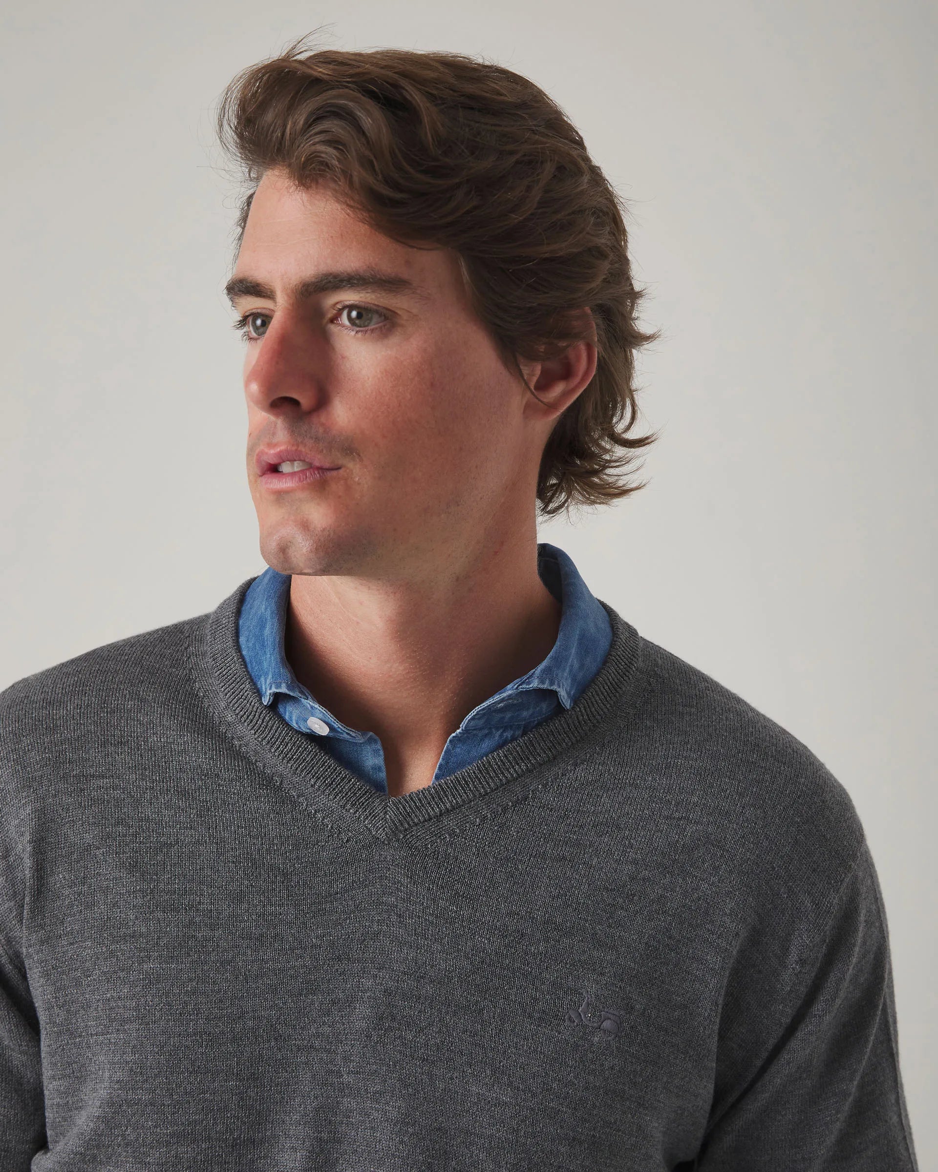 Jersey liso cuello pico gris