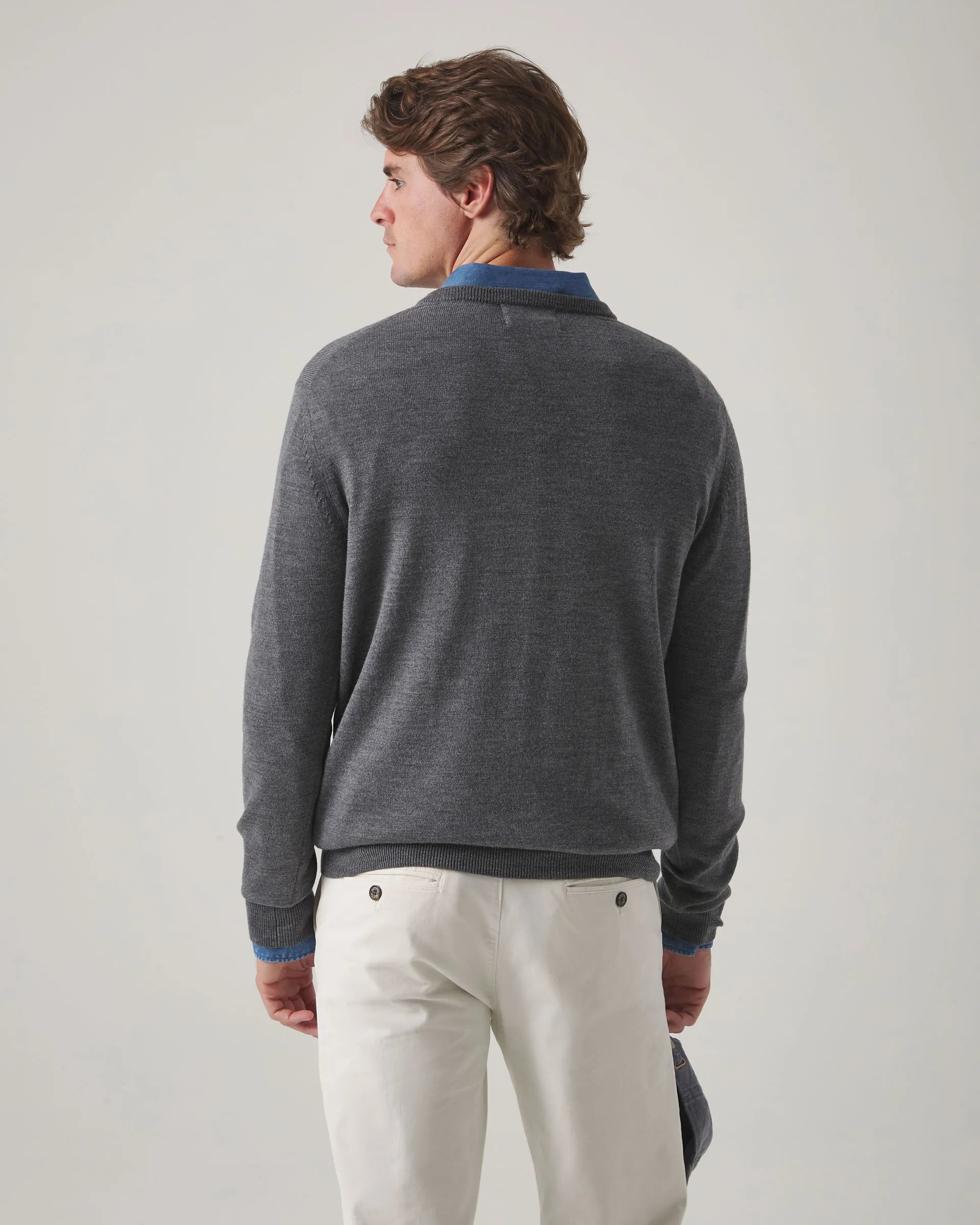 Jersey liso cuello pico gris