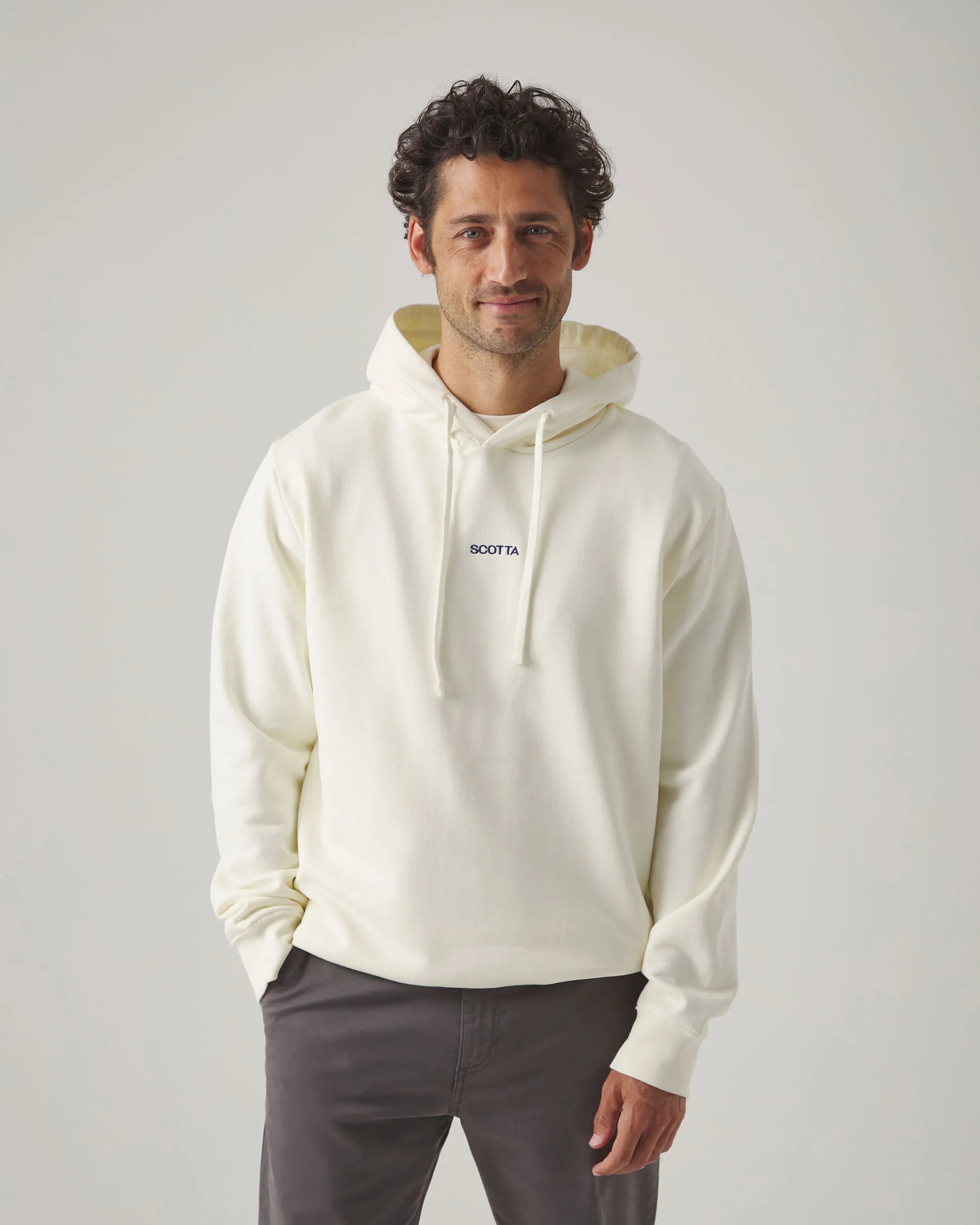 Sudadera con capucha blanca