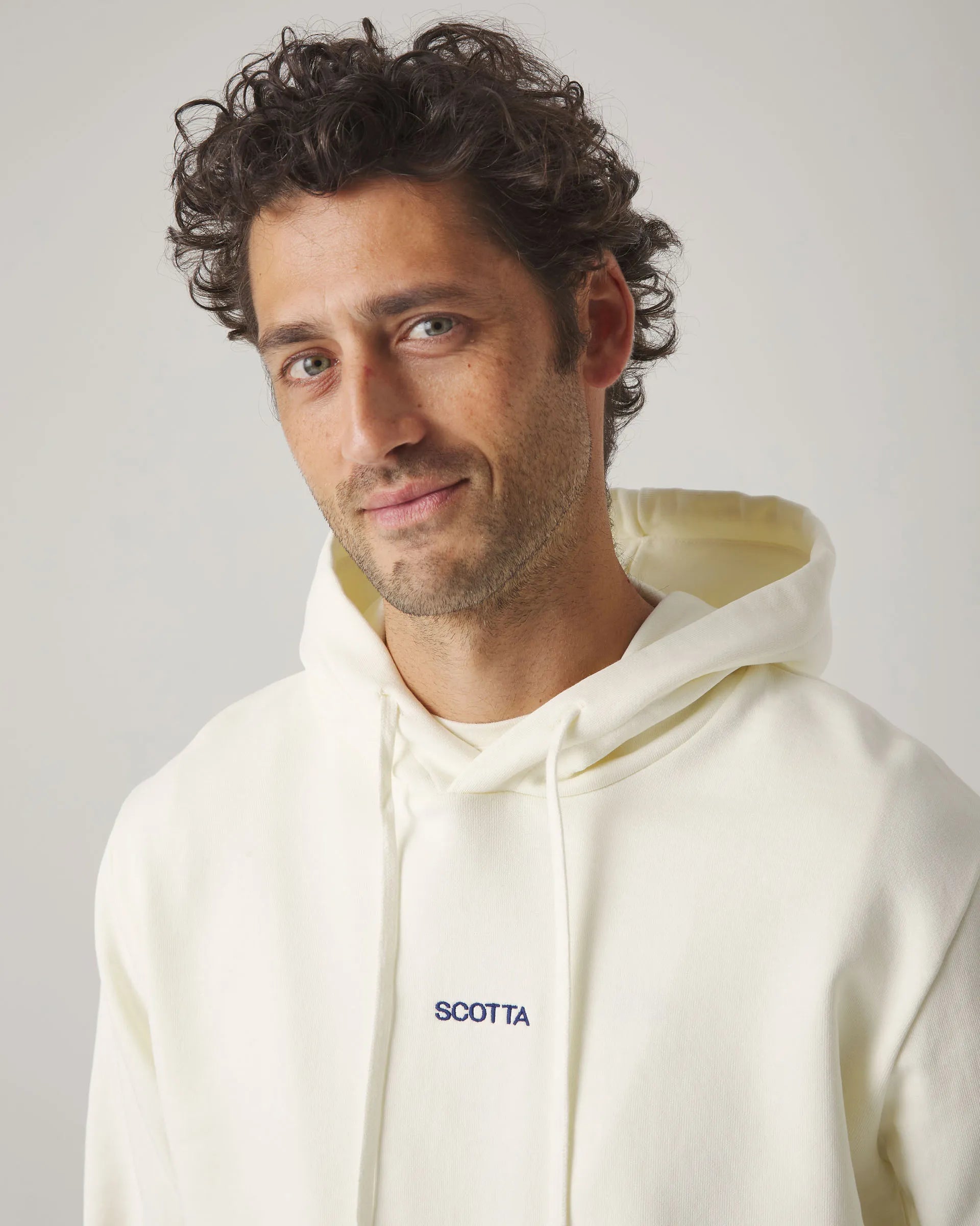 Sudadera con capucha blanca