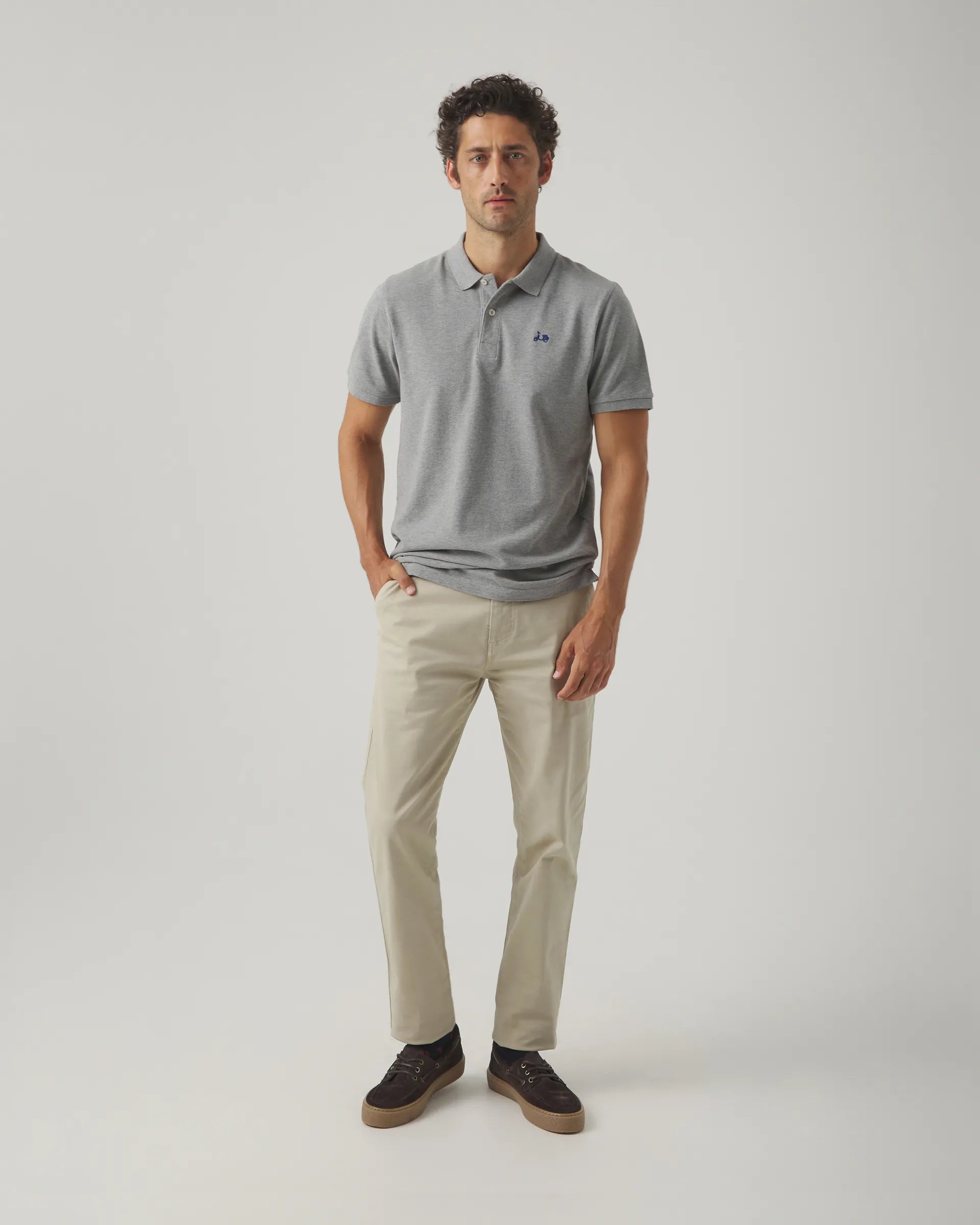 Polo básico hombre gris