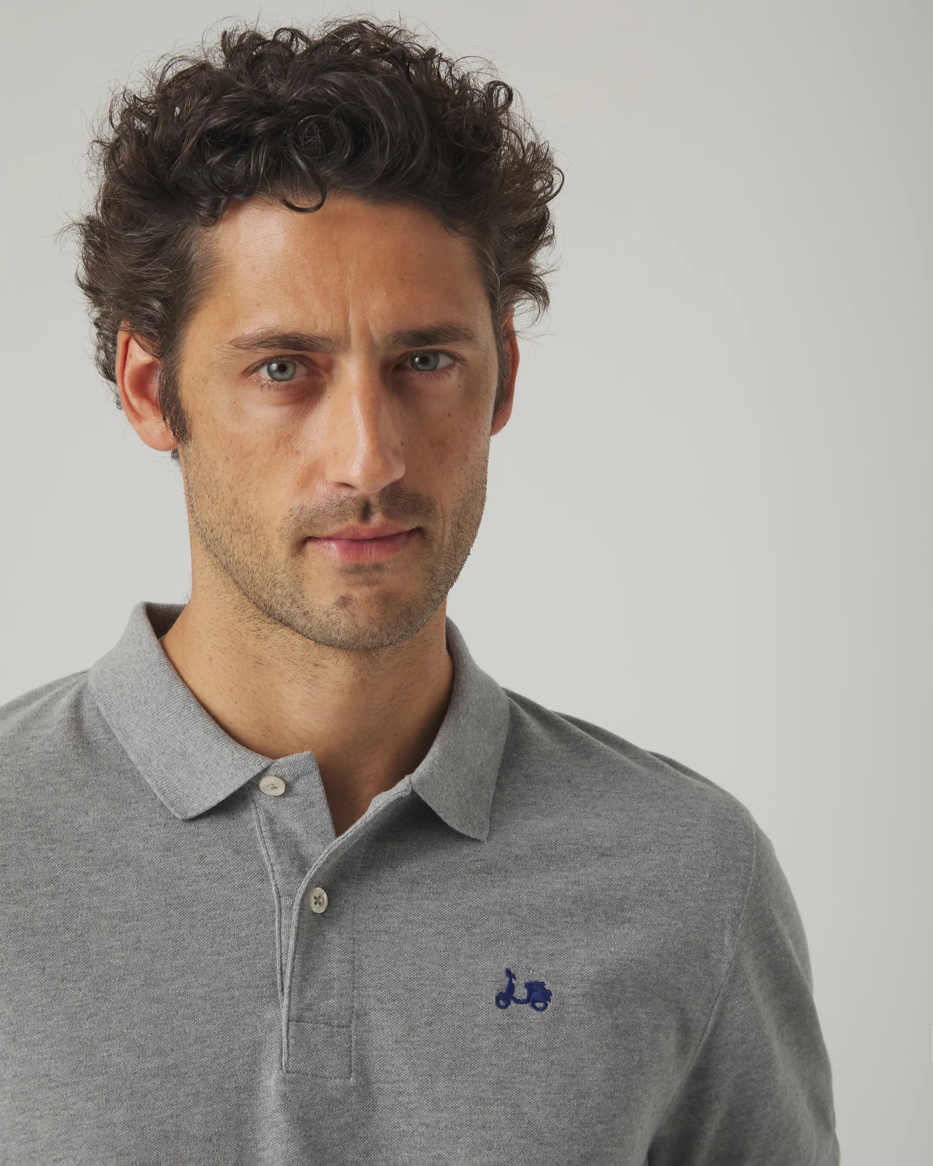 Polo básico hombre gris