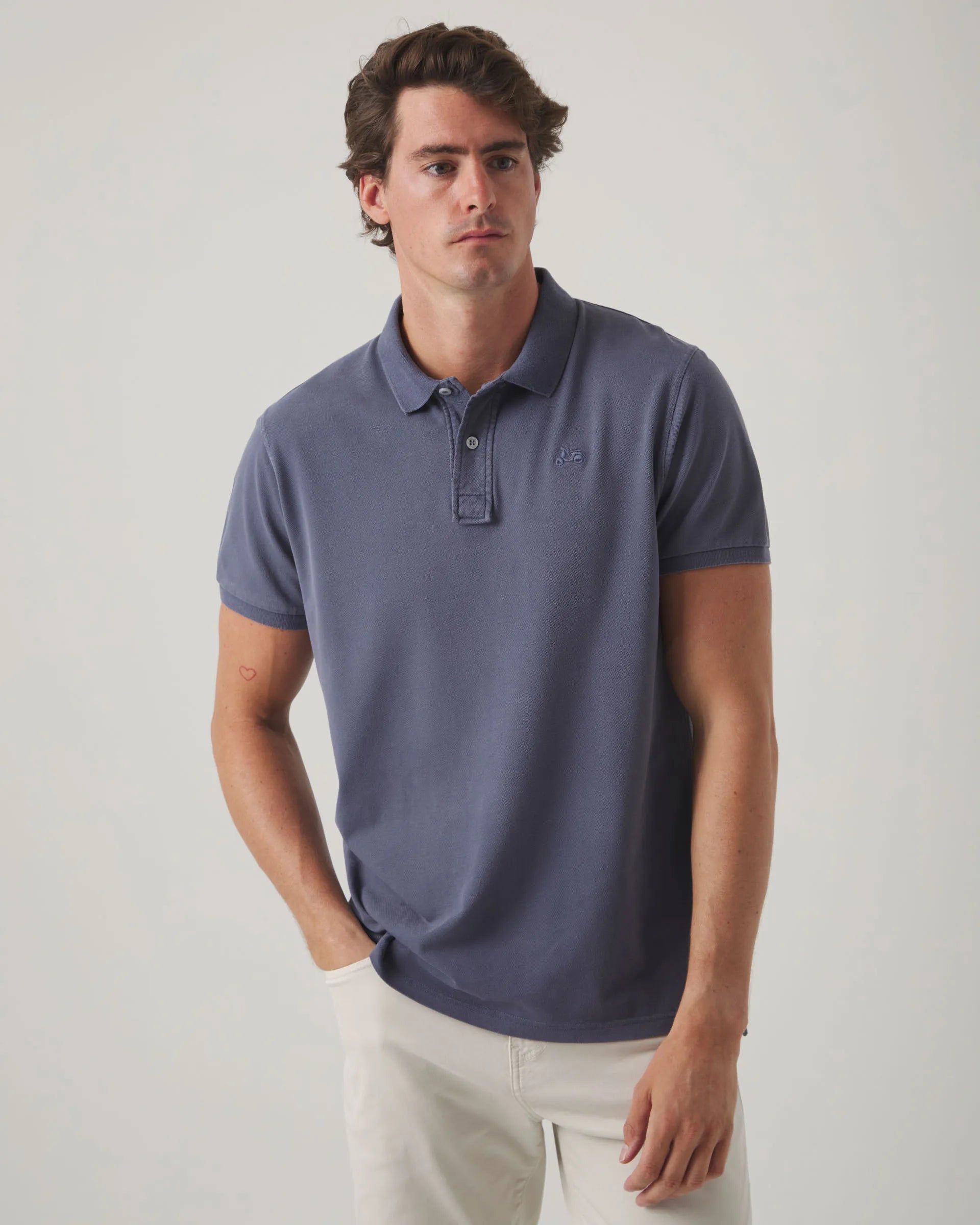 Polo liso azul grisáceo