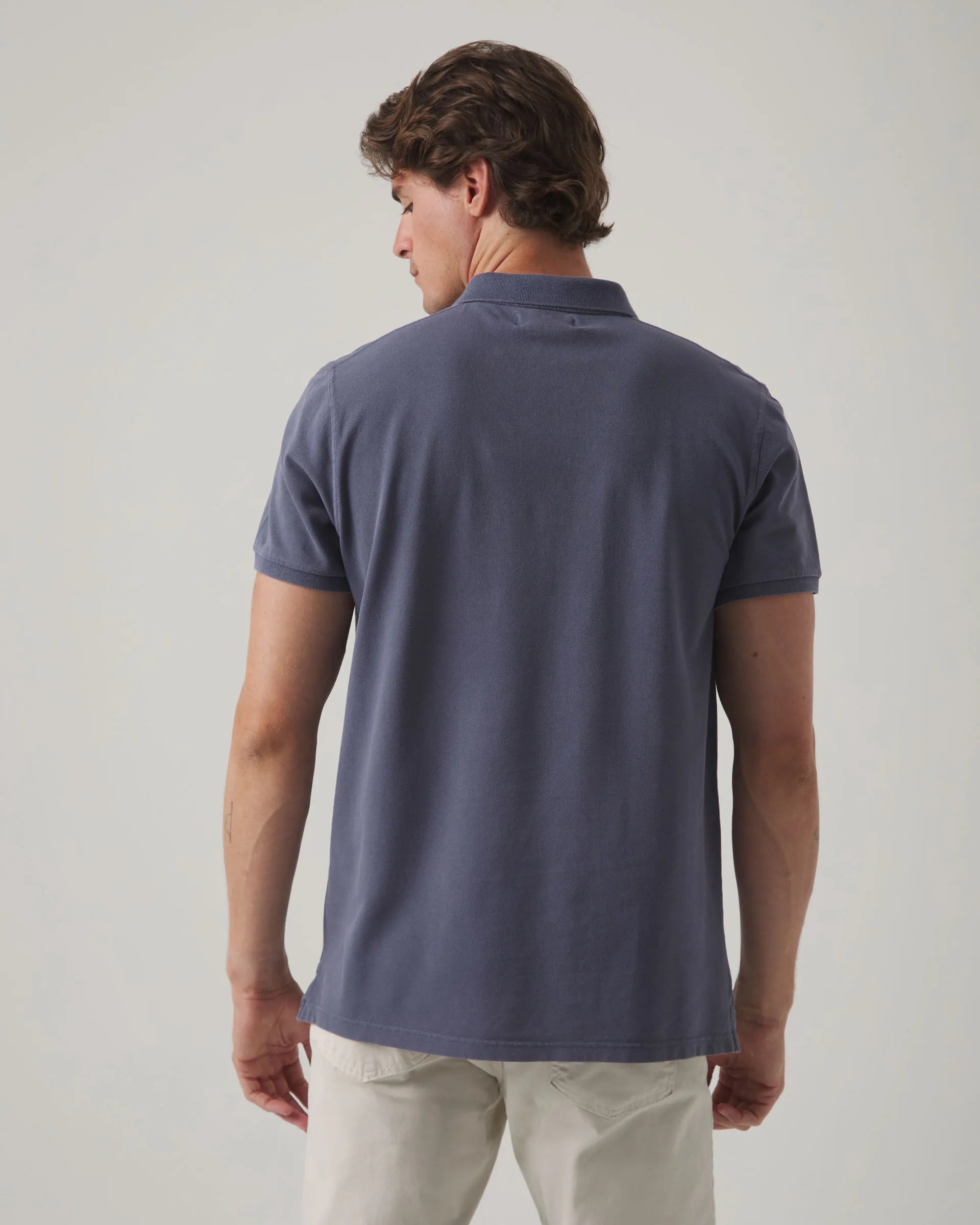 Polo liso azul grisáceo