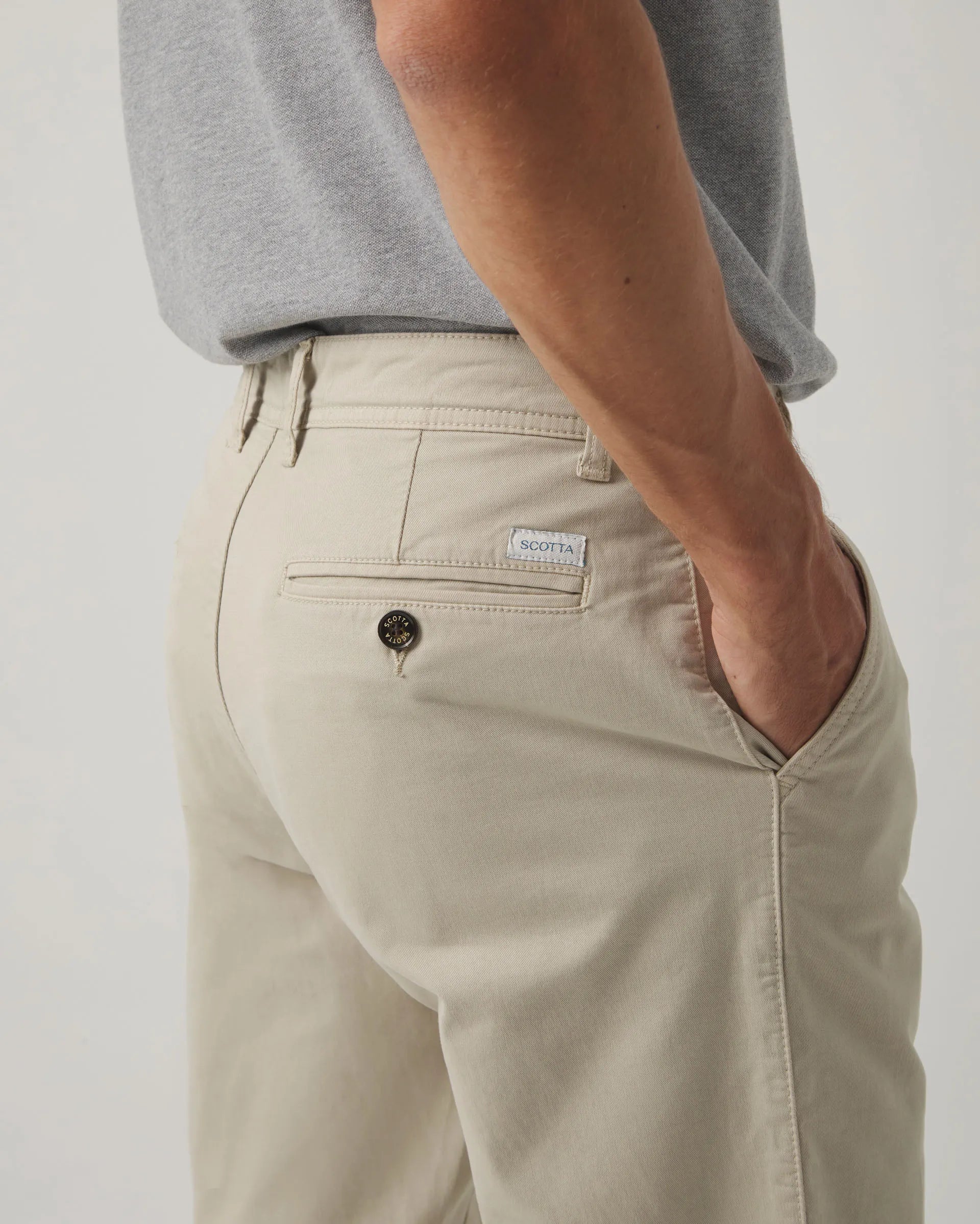 Pantalón chino beige