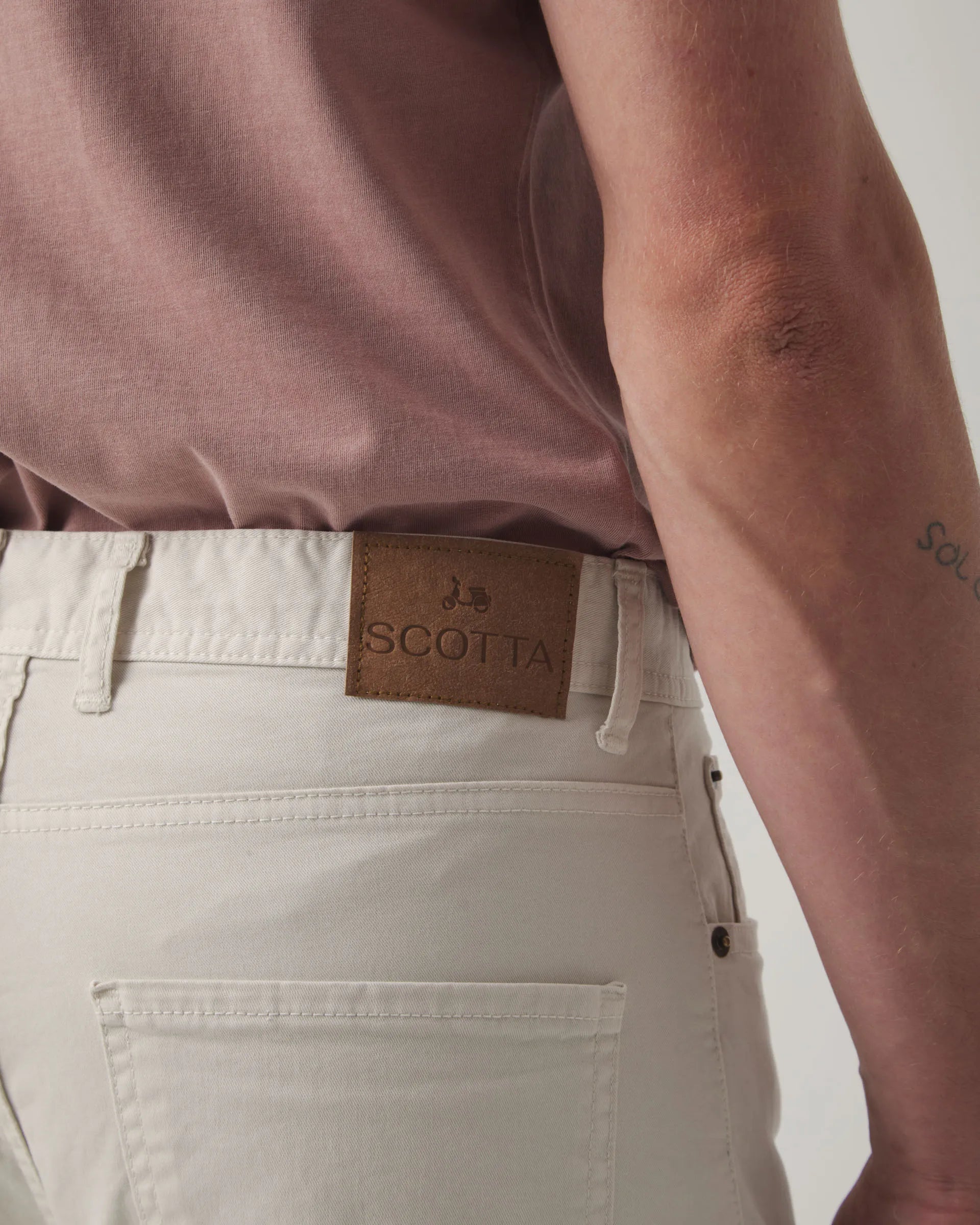 Pantalón vaquero beige