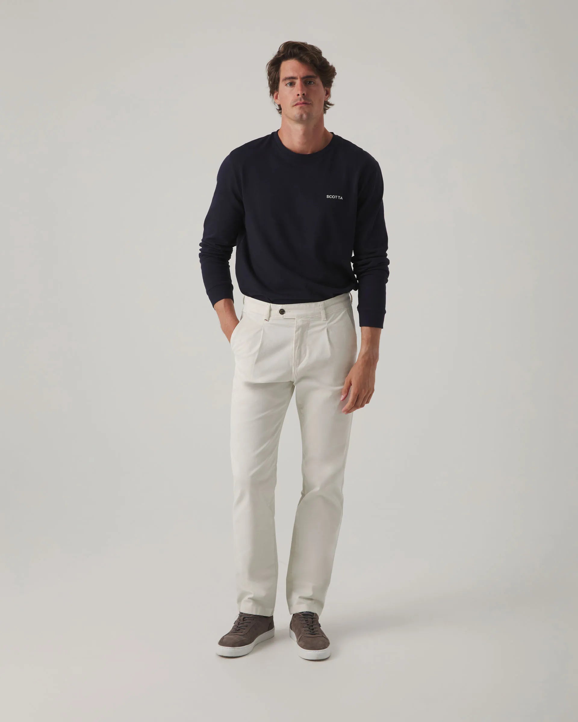 Pantalón chino con pinzas beige