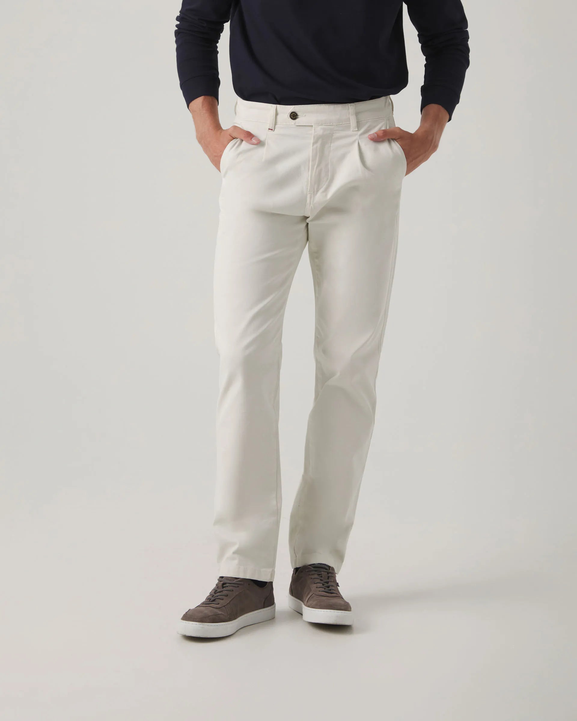 Pantalón chino con pinzas beige