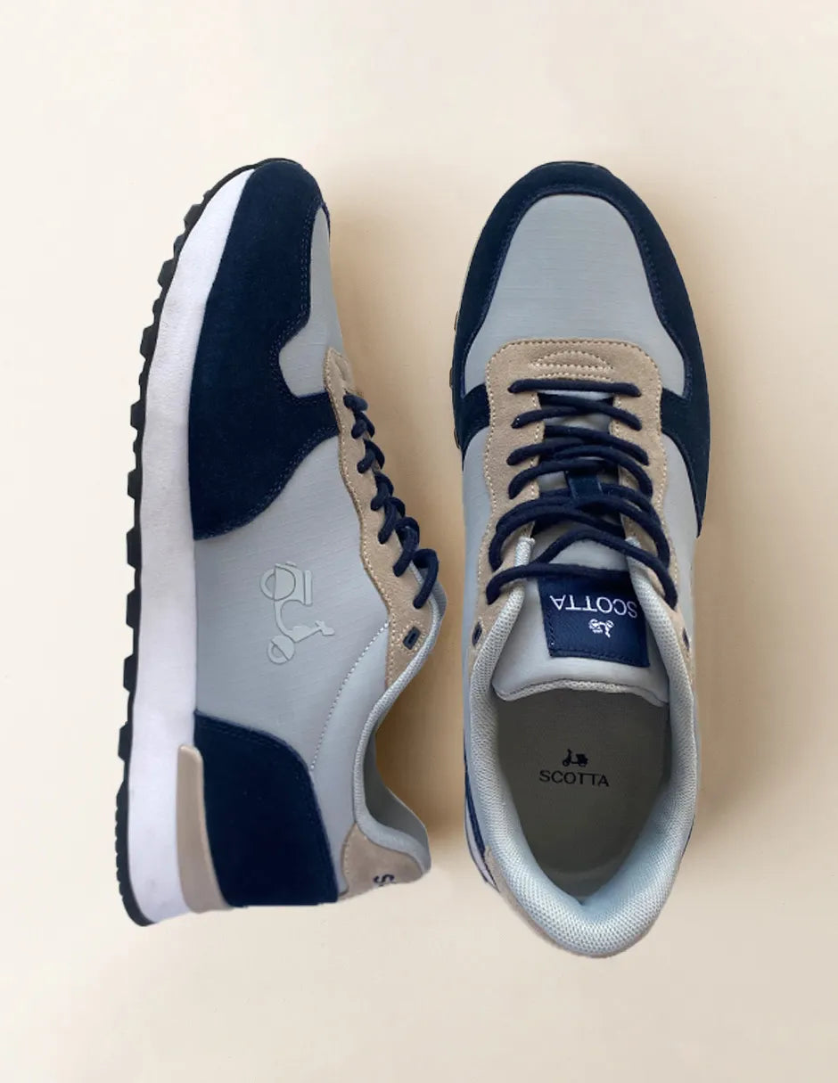 Zapatilla azul marino con logo