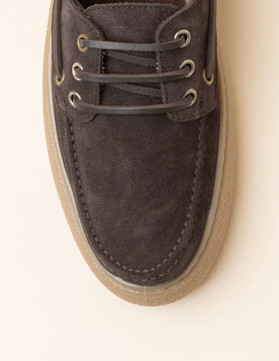 Náutico de piel marrón