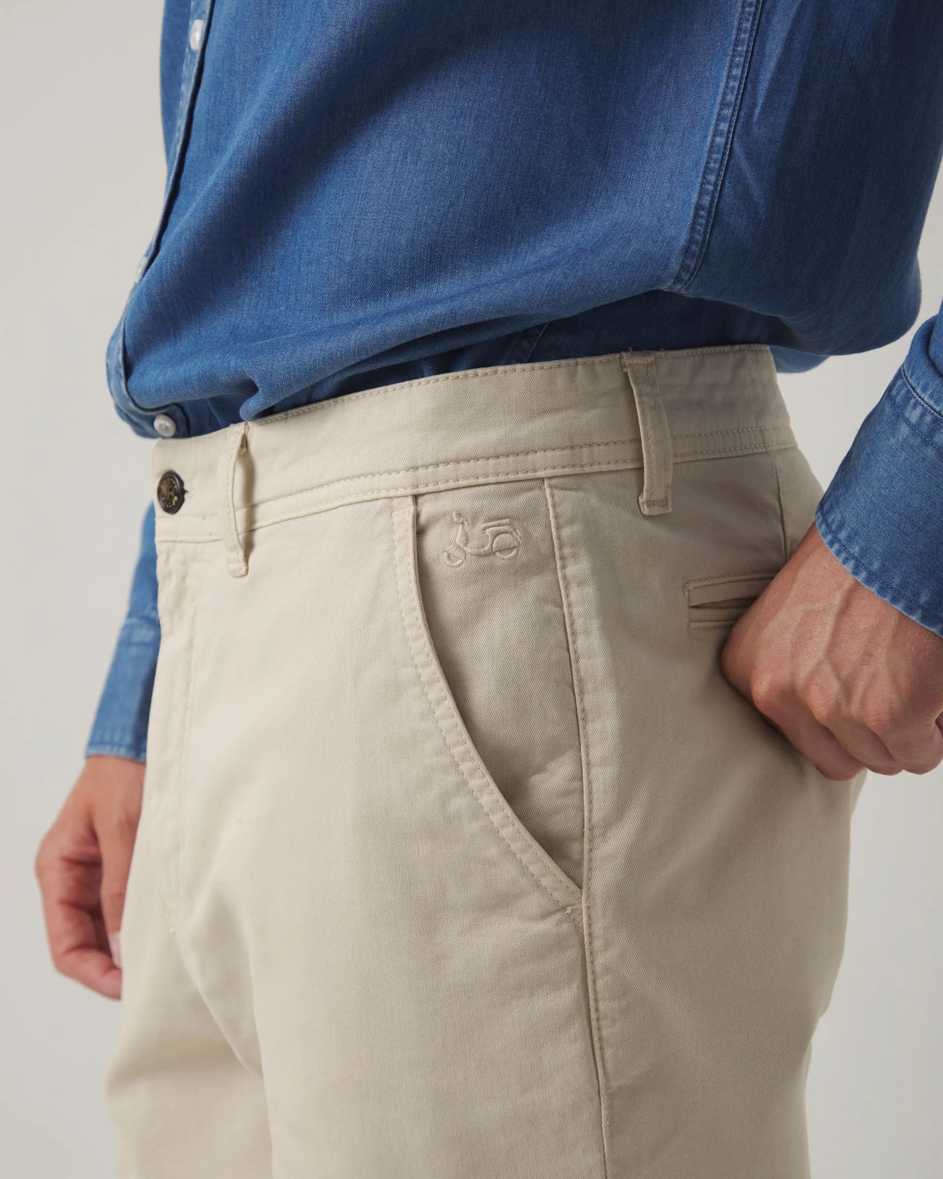 Pantalón chino beige