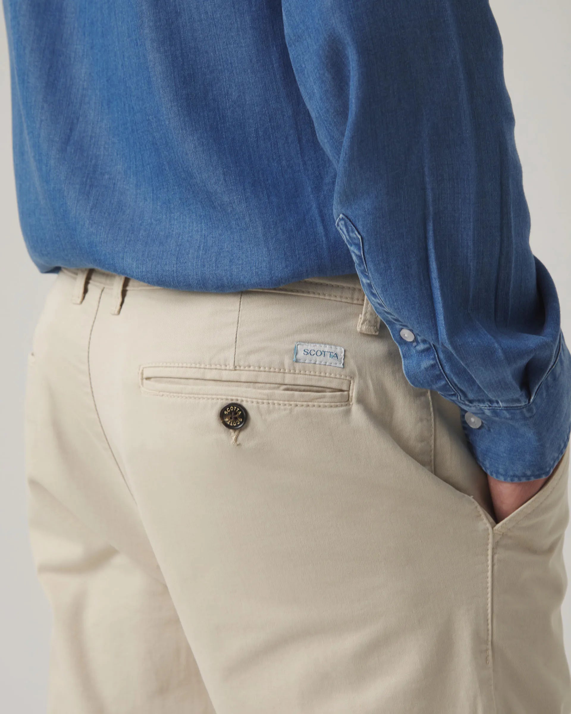 Pantalón chino beige