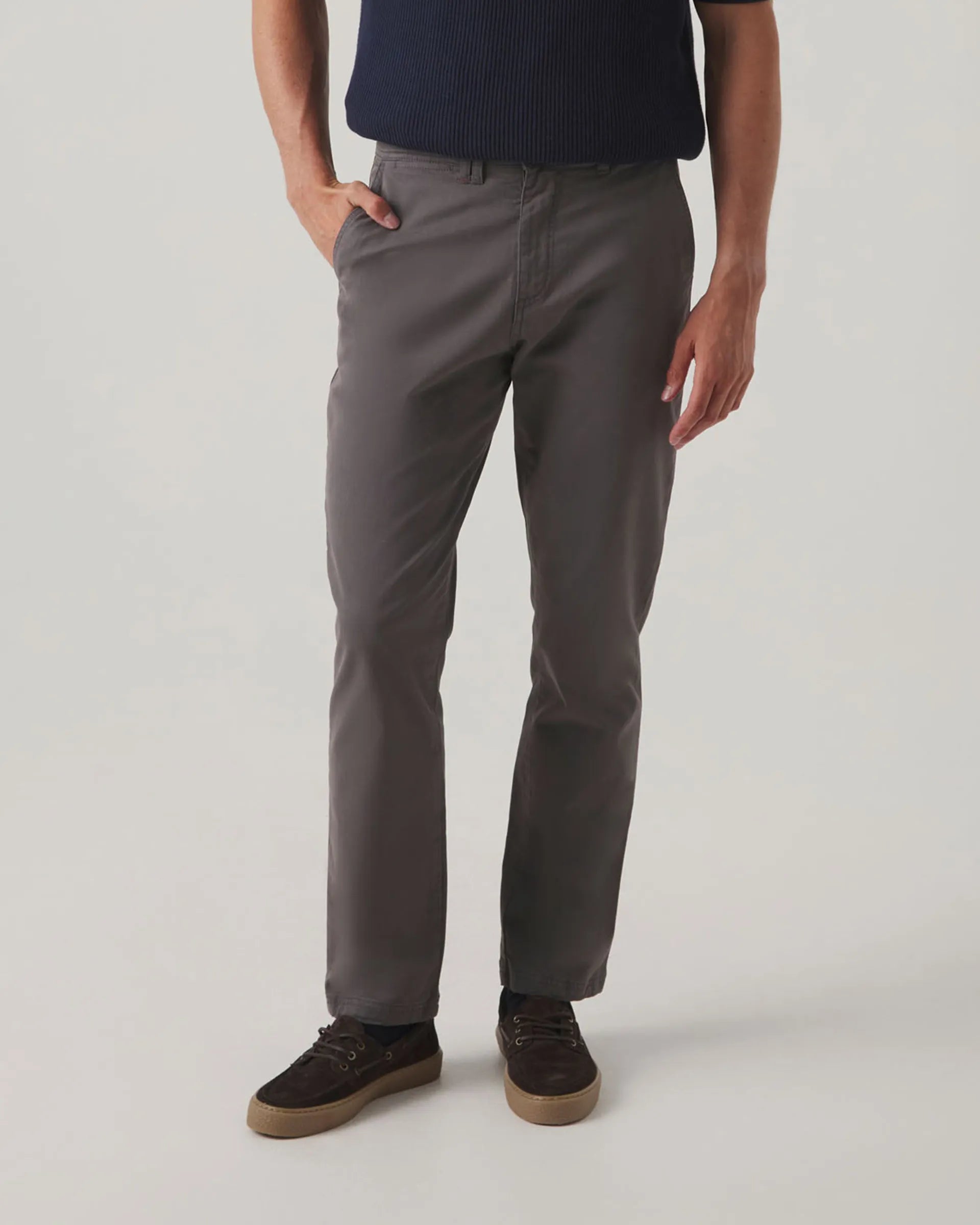 Pantalón chino gris