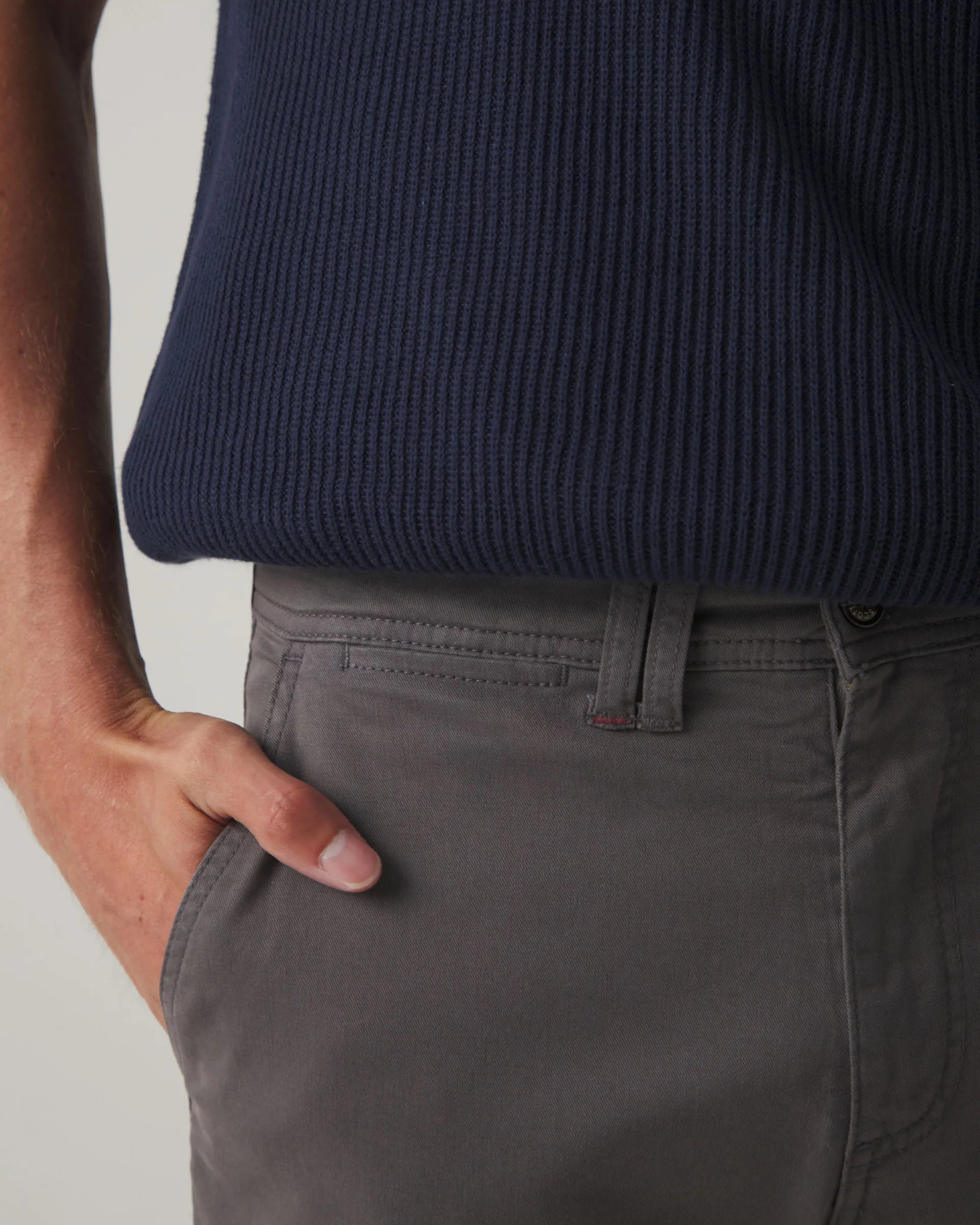 Pantalón chino gris