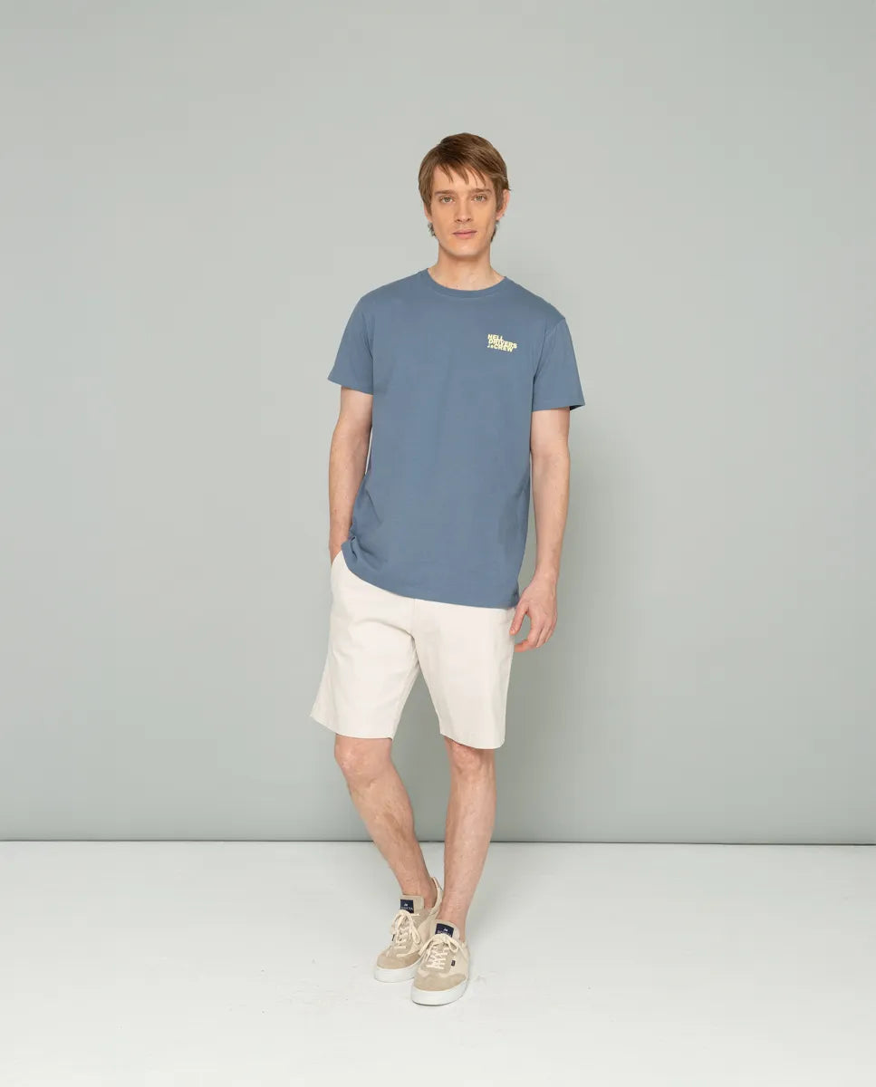 Camiseta azul con texto en espalda