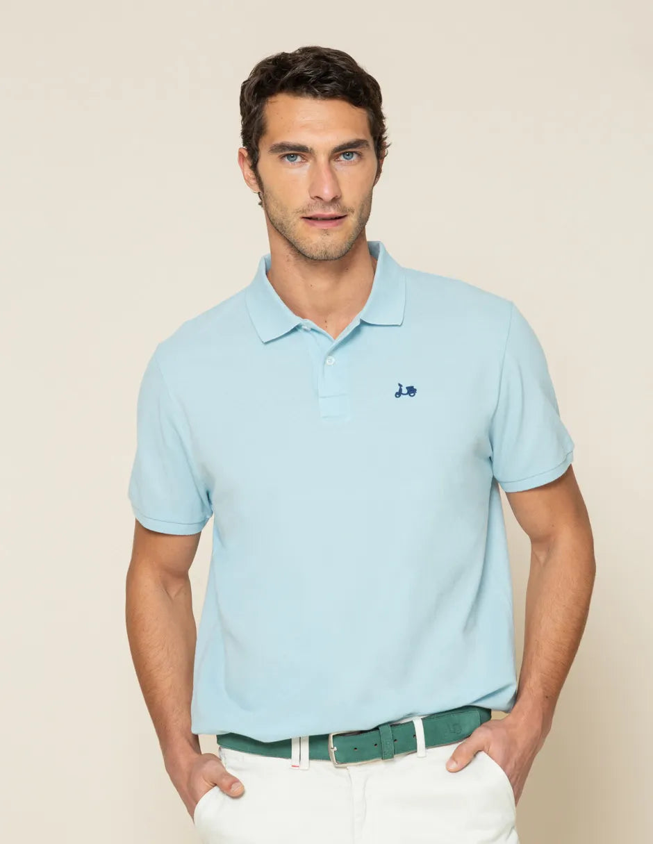 Polo hombre azul claro con logo