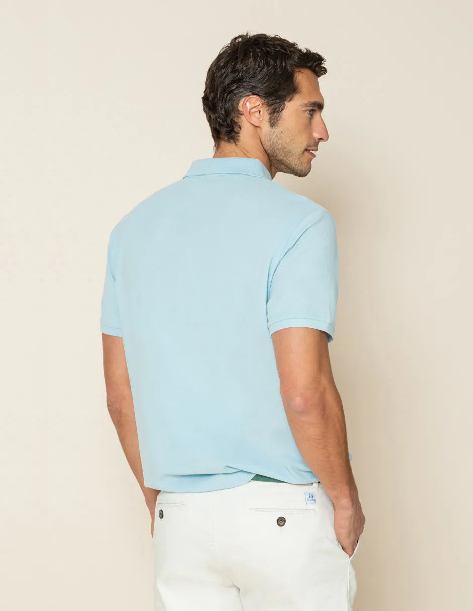 Polo hombre azul claro con logo