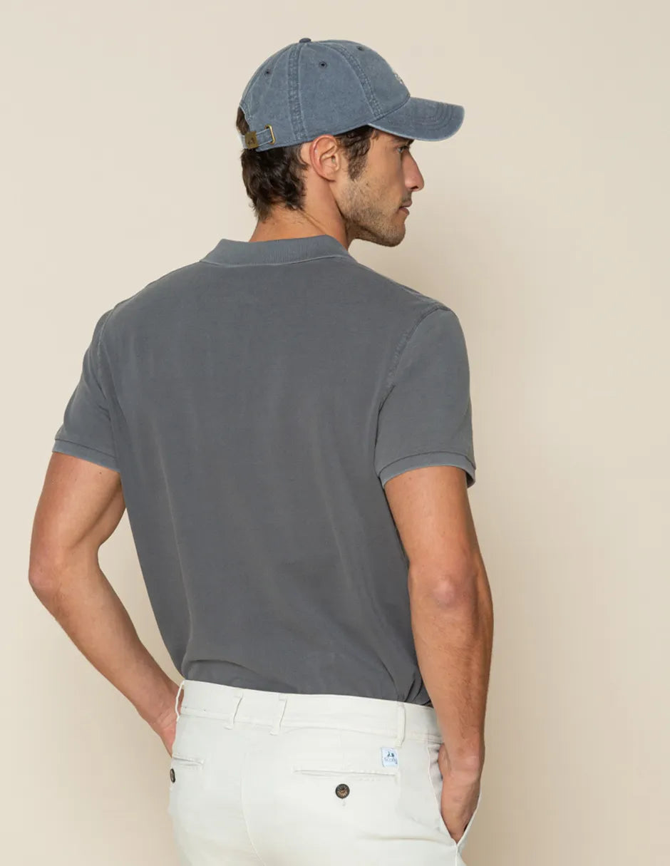 Polo de hombre gris con logo