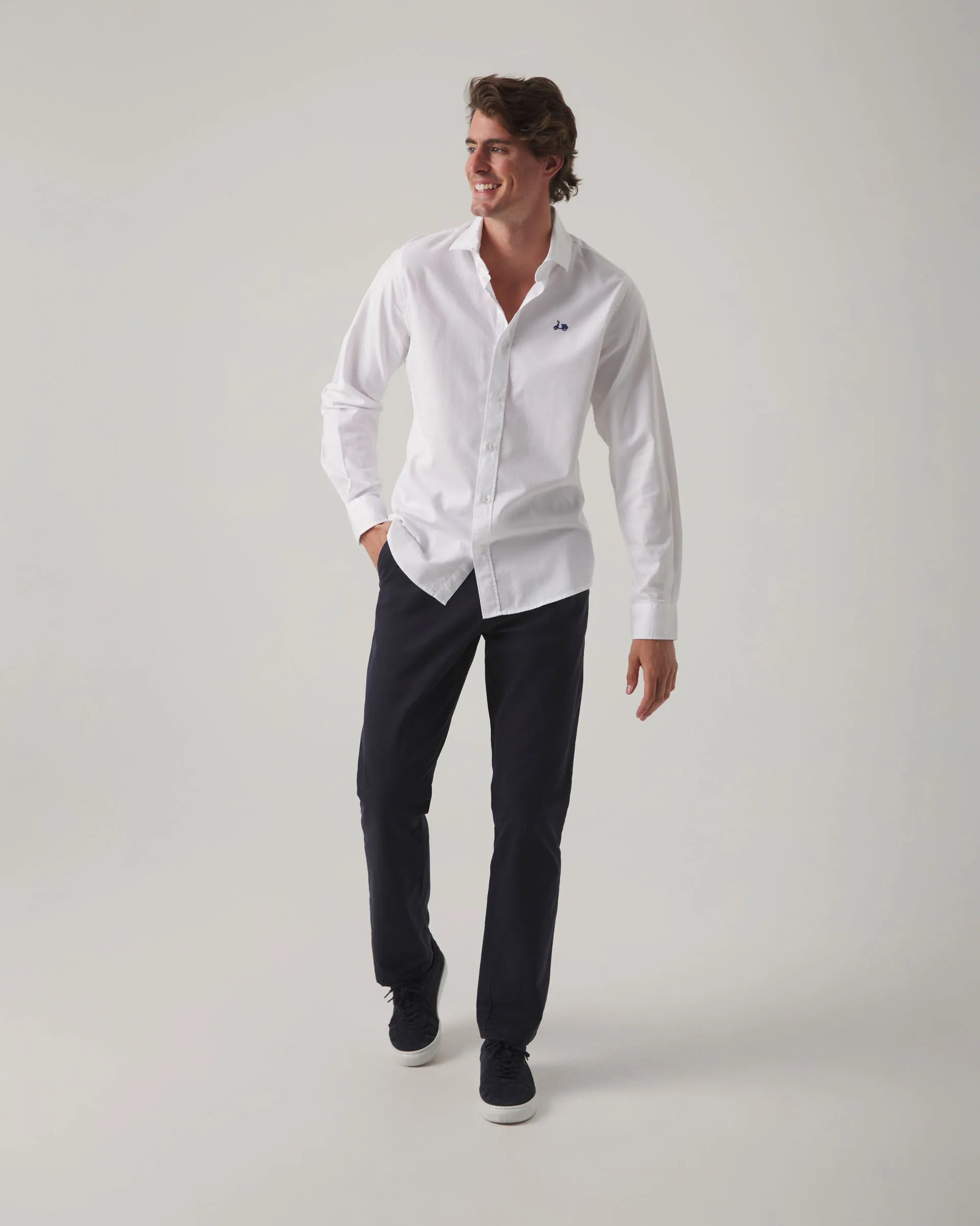 Camisa blanca con logo